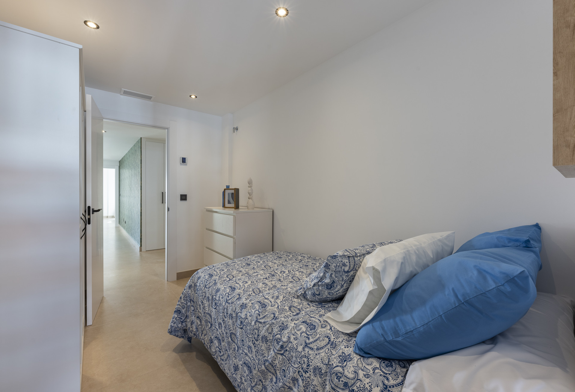 Beautifully renovated three-bedroom, east facing apartment, located in one of the most desirable complexes in Nueva Andalucia, La Maestranza. · Photo 46