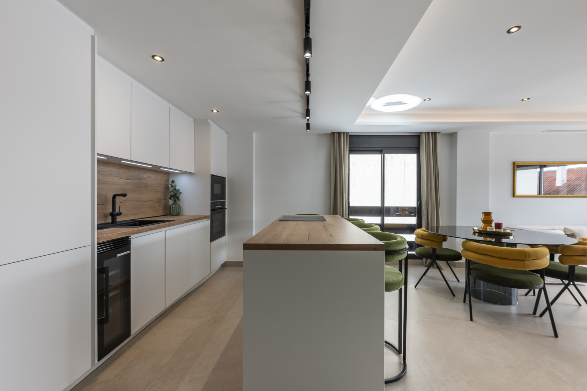 Beautifully renovated three-bedroom, east facing apartment, located in one of the most desirable complexes in Nueva Andalucia, La Maestranza. · Photo 25