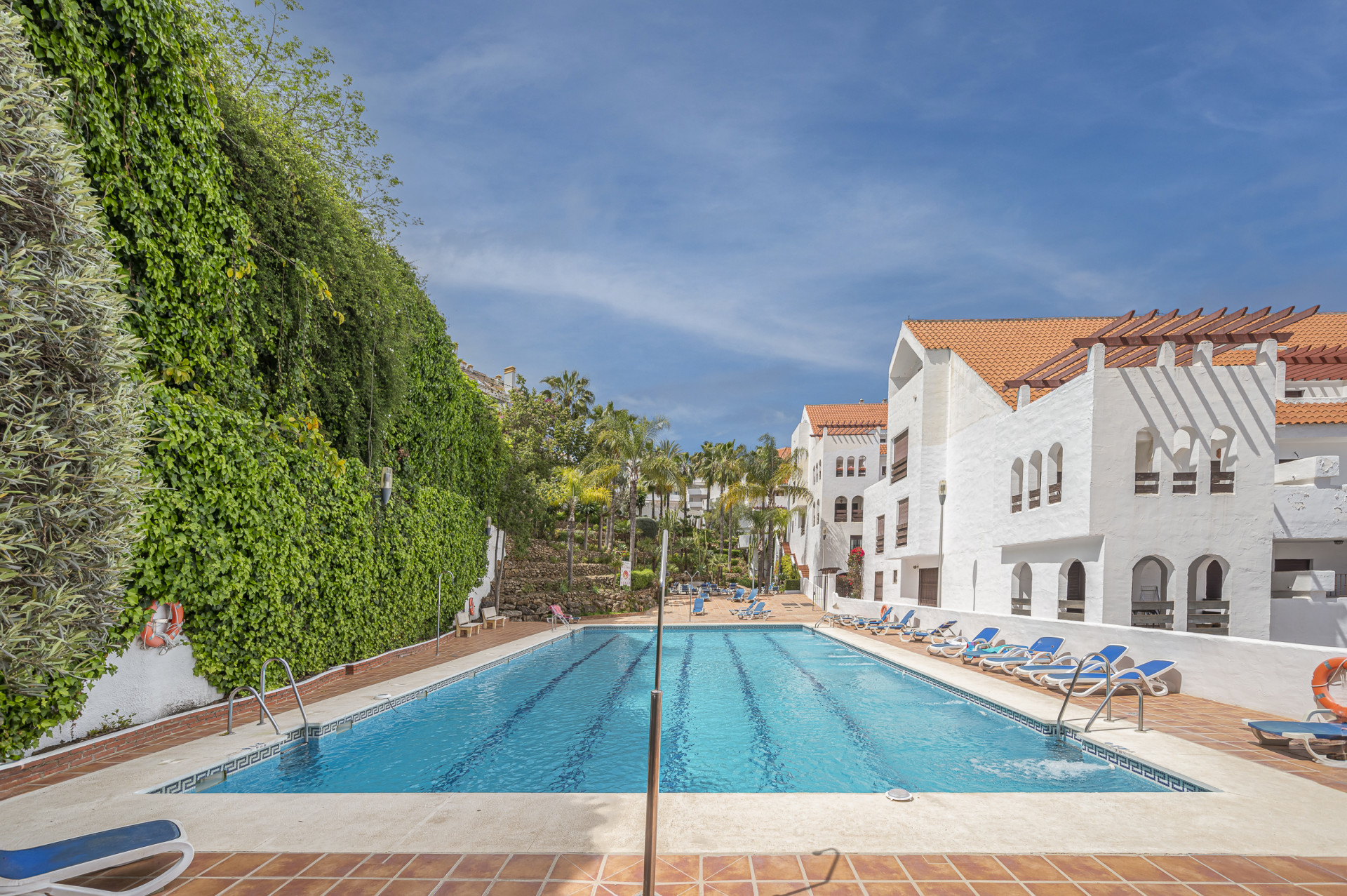 Beautifully renovated three-bedroom, east facing apartment, located in one of the most desirable complexes in Nueva Andalucia, La Maestranza. · Photo 9