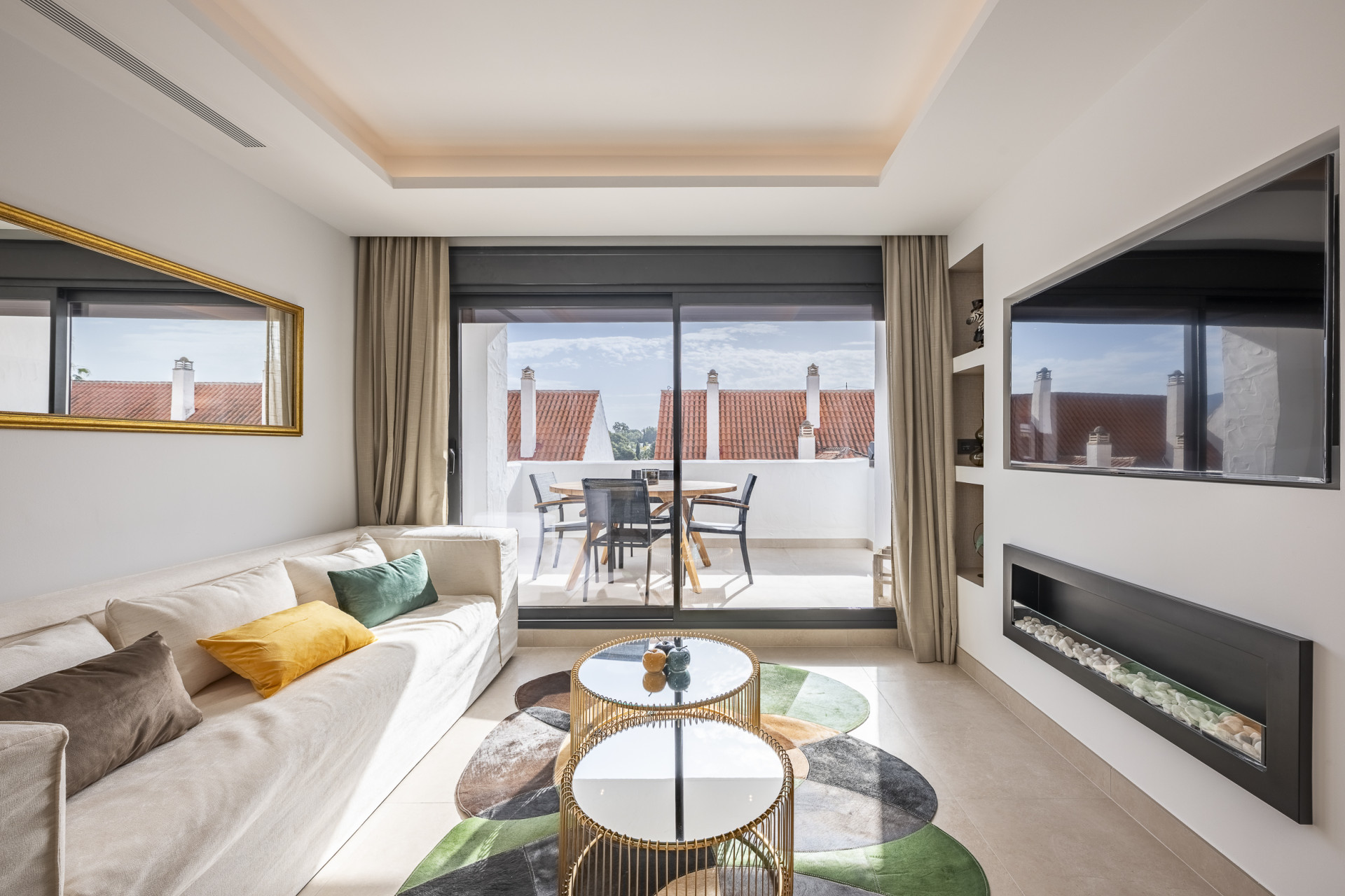 Beautifully renovated three-bedroom, east facing apartment, located in one of the most desirable complexes in Nueva Andalucia, La Maestranza. · Photo 13