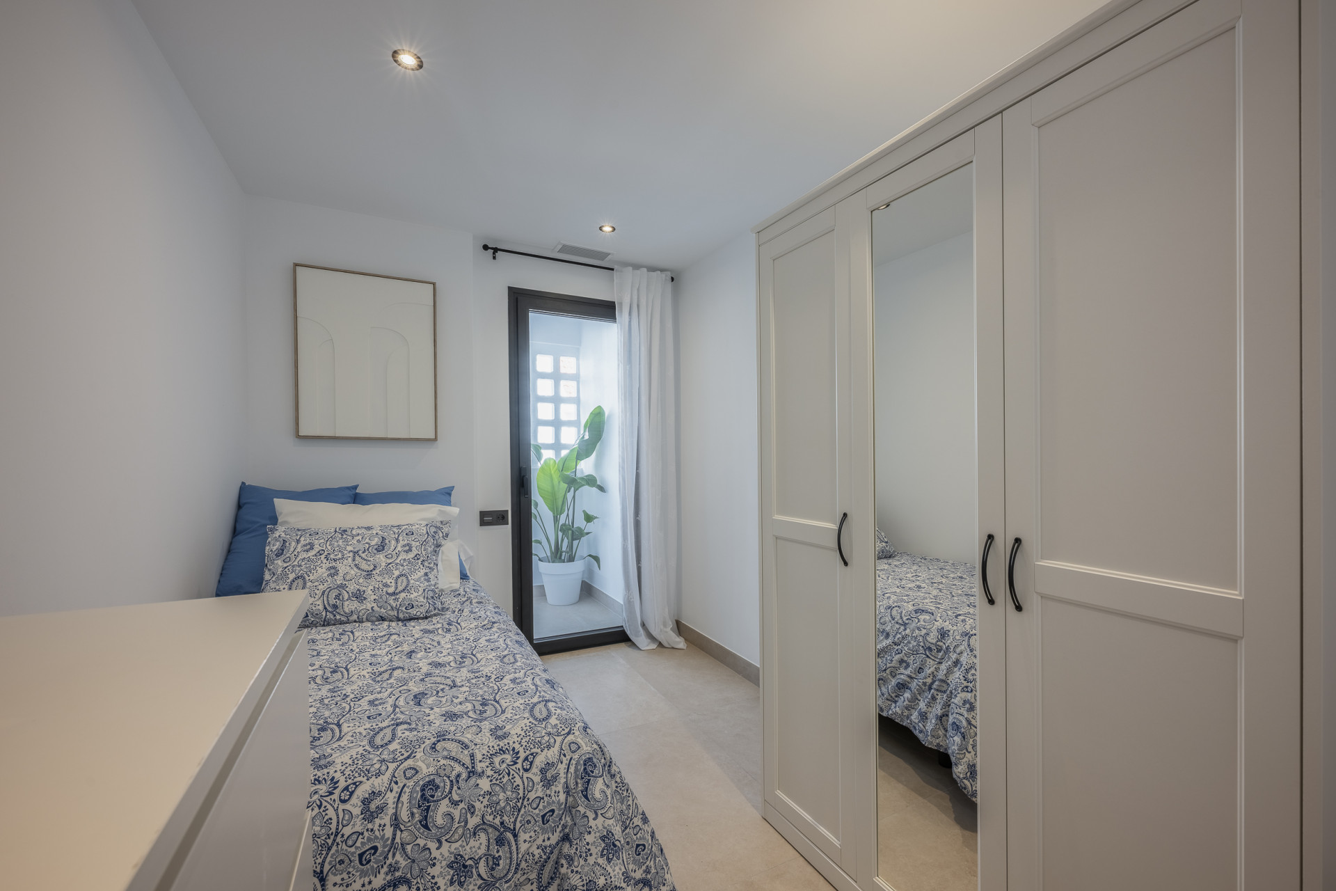 Beautifully renovated three-bedroom, east facing apartment, located in one of the most desirable complexes in Nueva Andalucia, La Maestranza. · Photo 44