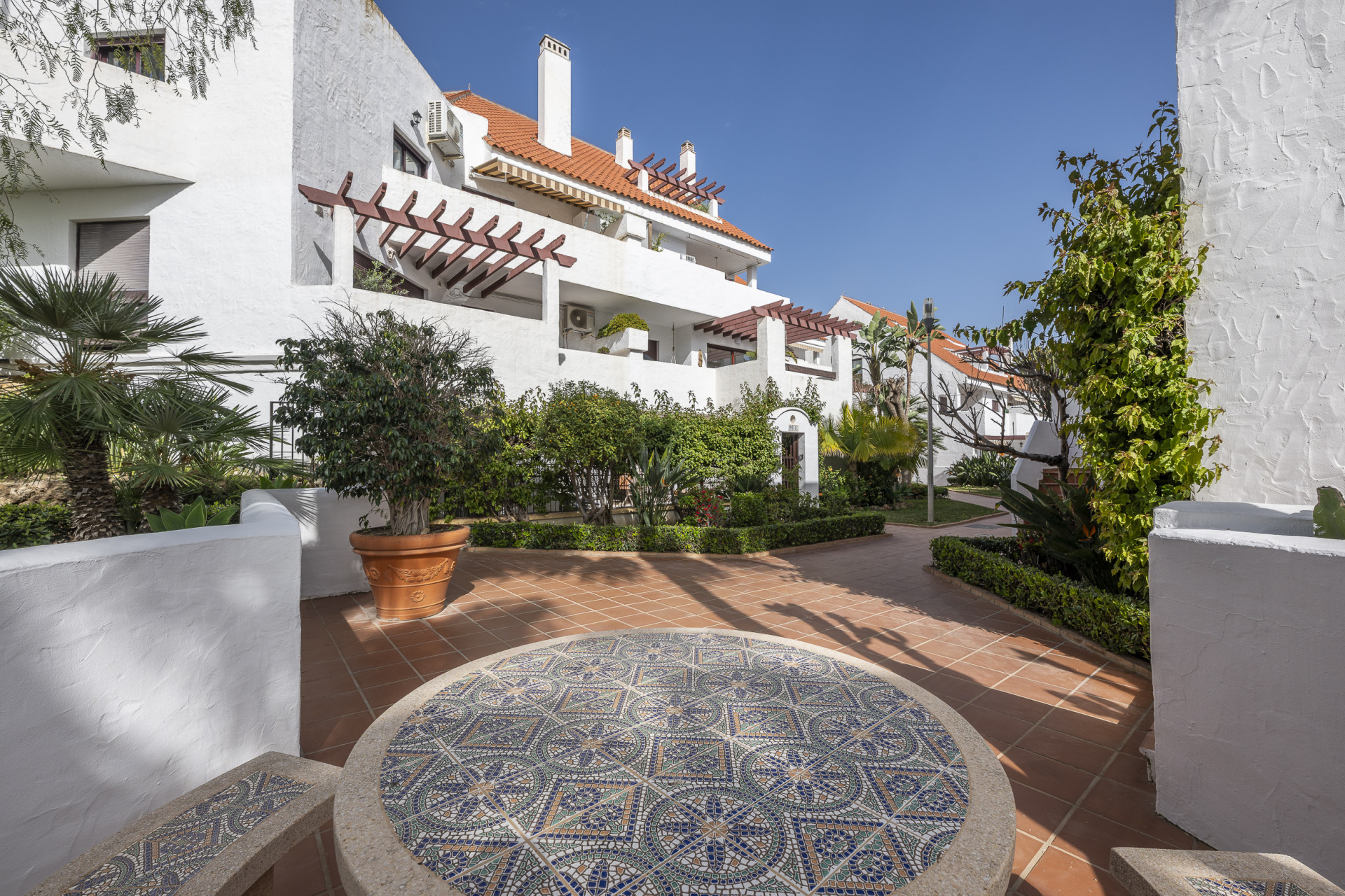 Beautifully renovated three-bedroom, east facing apartment, located in one of the most desirable complexes in Nueva Andalucia, La Maestranza. · Photo 32