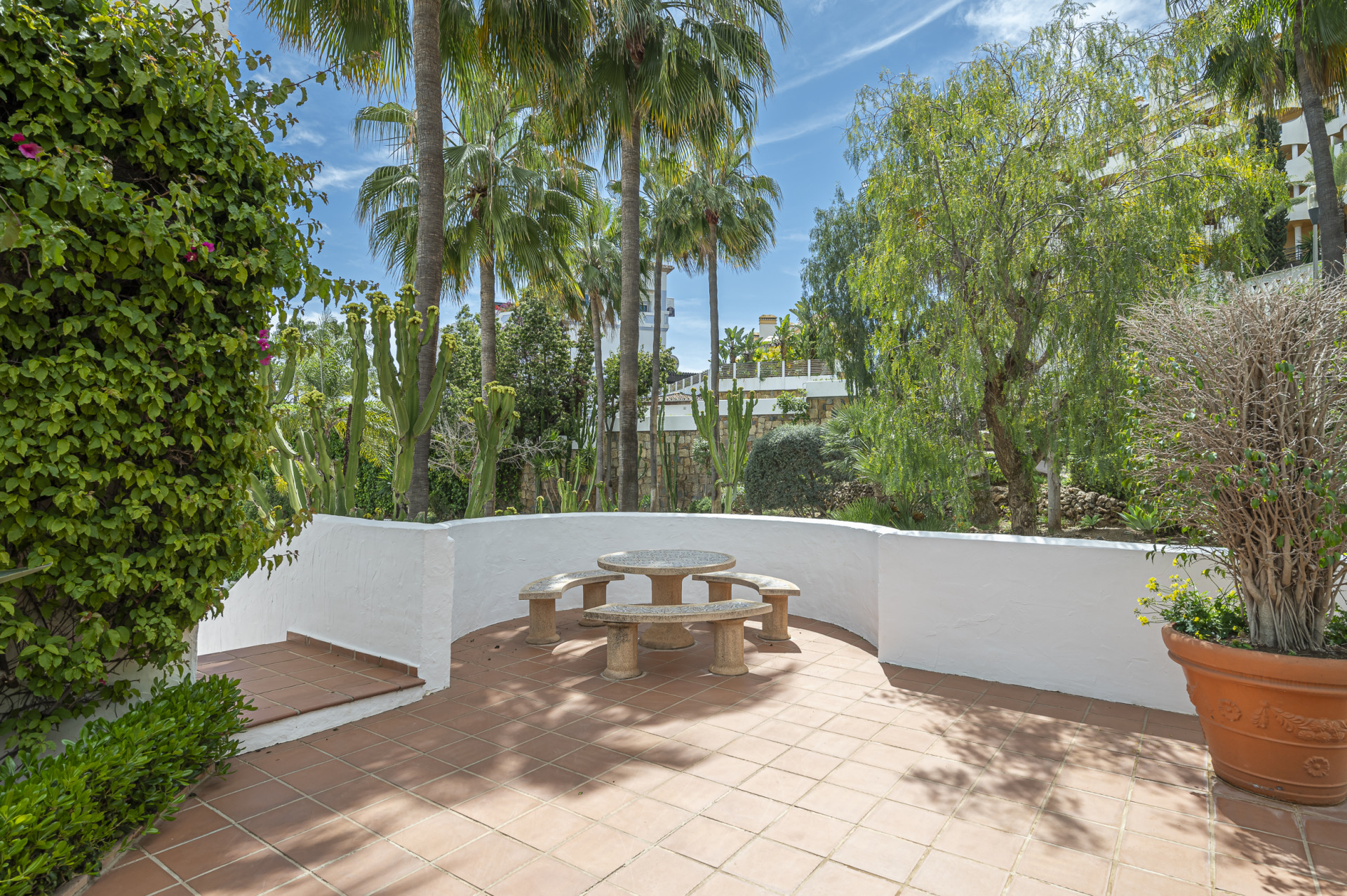 Beautifully renovated three-bedroom, east facing apartment, located in one of the most desirable complexes in Nueva Andalucia, La Maestranza. · Photo 47