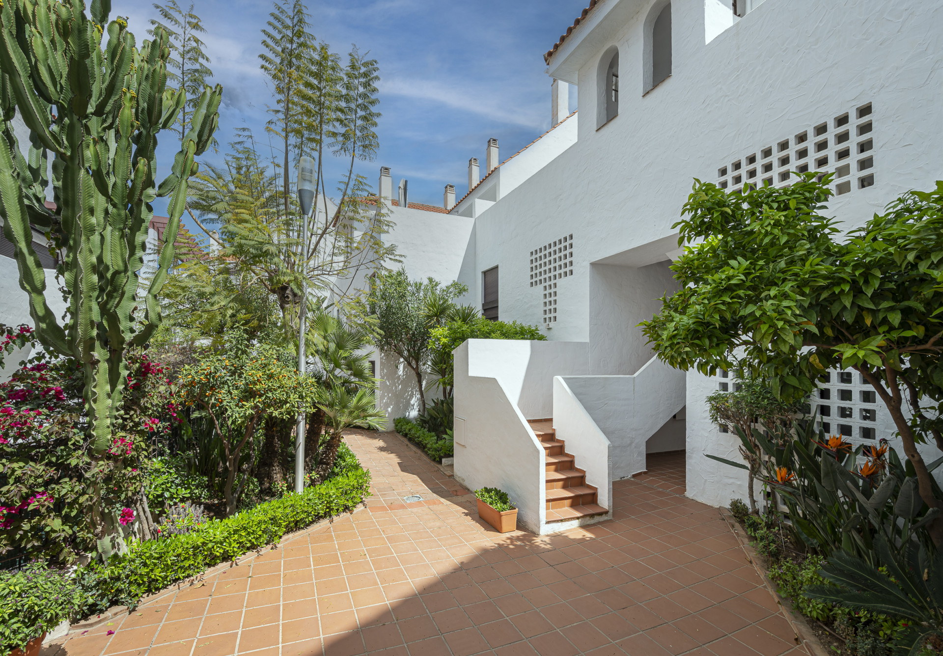 Beautifully renovated three-bedroom, east facing apartment, located in one of the most desirable complexes in Nueva Andalucia, La Maestranza. · Photo 27