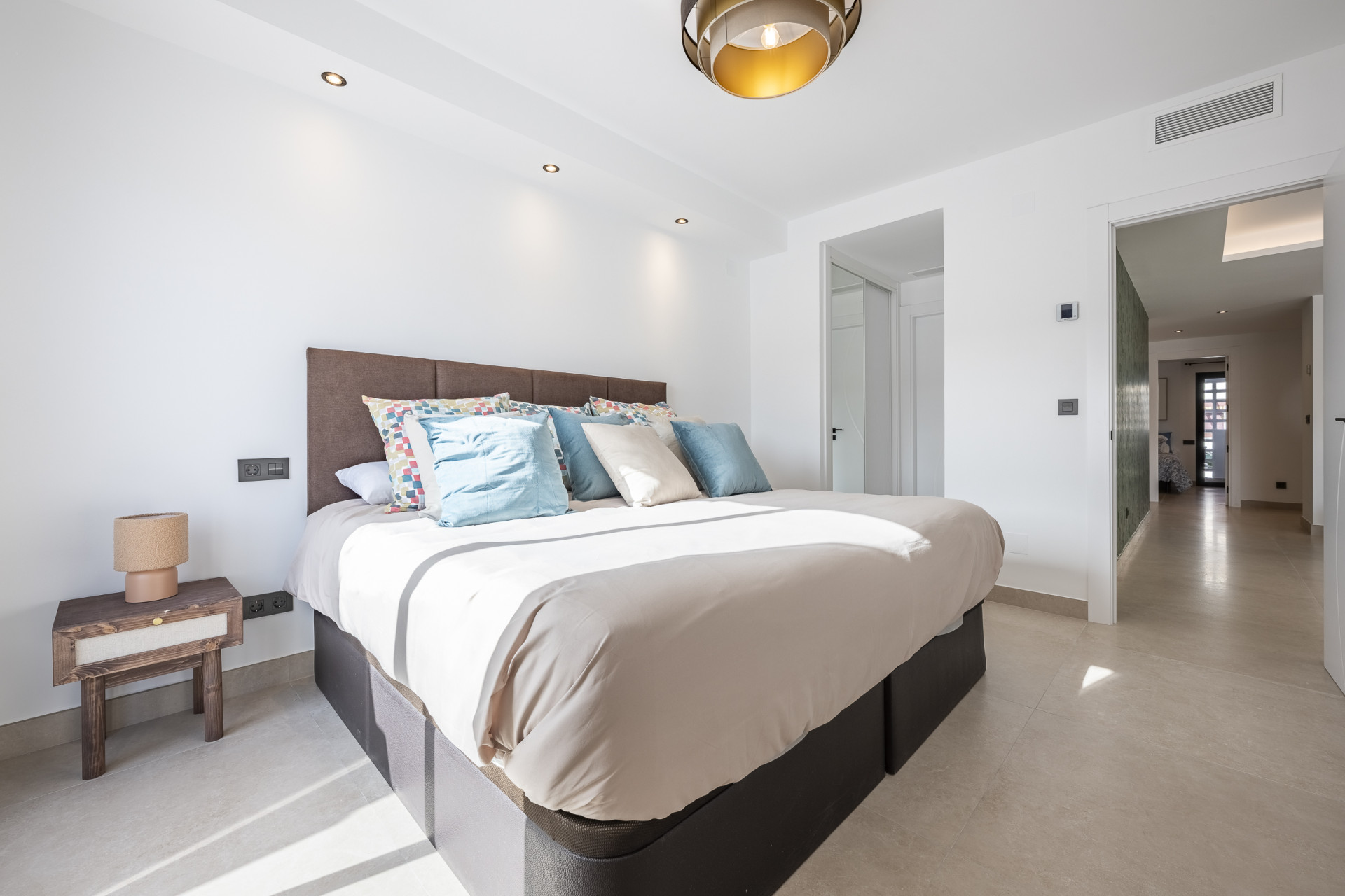 Beautifully renovated three-bedroom, east facing apartment, located in one of the most desirable complexes in Nueva Andalucia, La Maestranza. · Photo 12