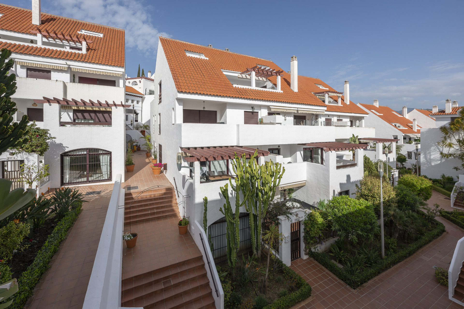 Beautifully renovated three-bedroom, east facing apartment, located in one of the most desirable complexes in Nueva Andalucia, La Maestranza. · Photo 18