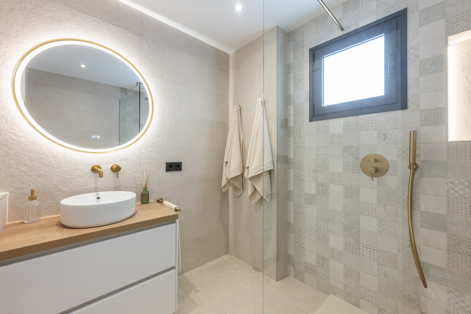 Beautifully renovated three-bedroom, east facing apartment, located in one of the most desirable complexes in Nueva Andalucia, La Maestranza. · Photo 16