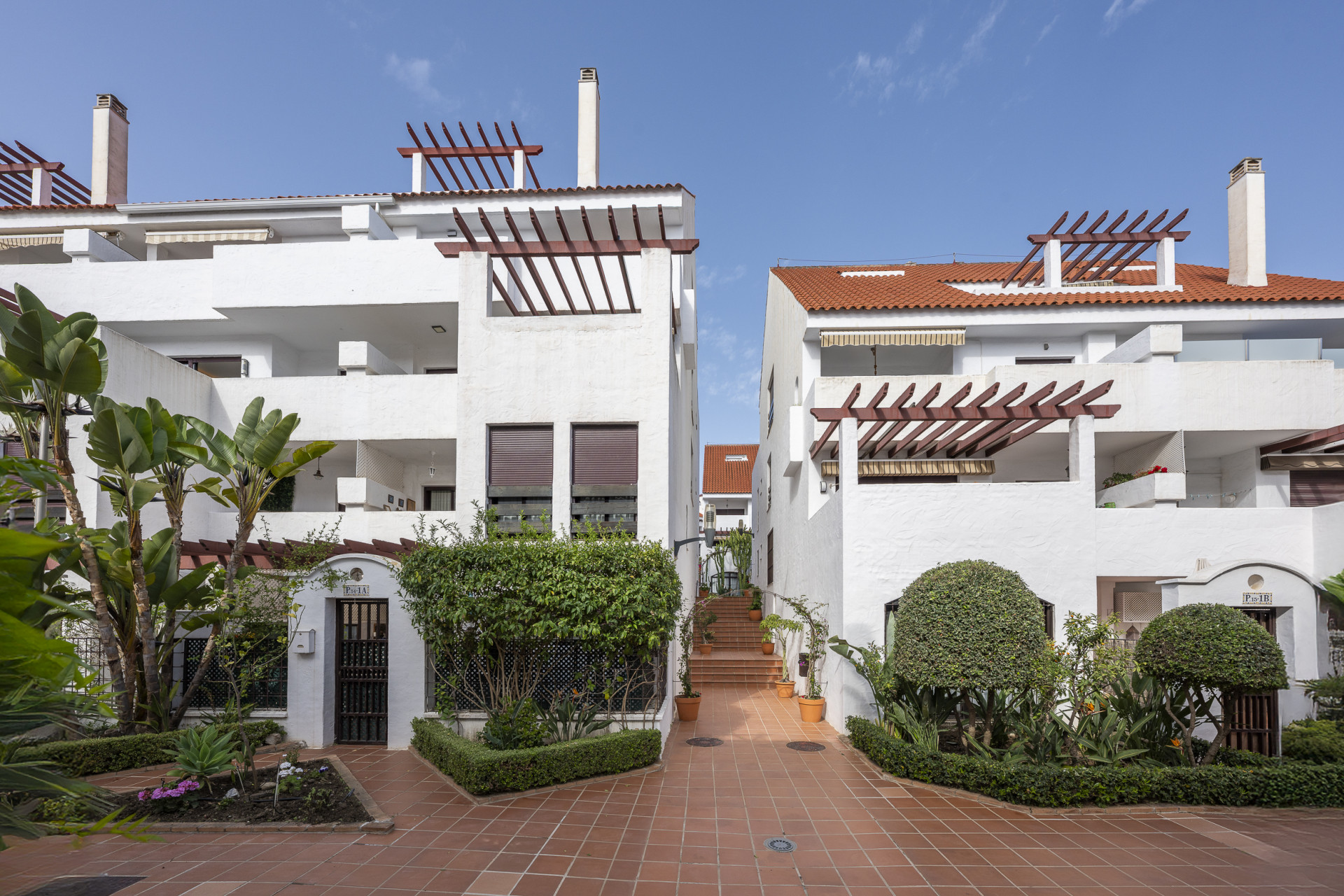 Beautifully renovated three-bedroom, east facing apartment, located in one of the most desirable complexes in Nueva Andalucia, La Maestranza. · Photo 34