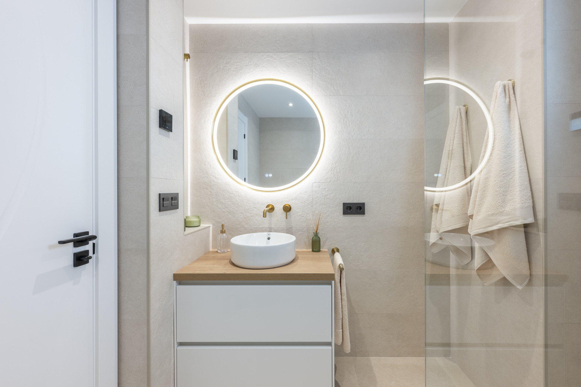 Beautifully renovated three-bedroom, east facing apartment, located in one of the most desirable complexes in Nueva Andalucia, La Maestranza. · Photo 14