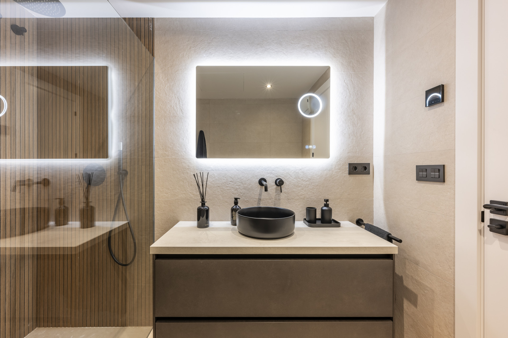 Beautifully renovated three-bedroom, east facing apartment, located in one of the most desirable complexes in Nueva Andalucia, La Maestranza. · Photo 19