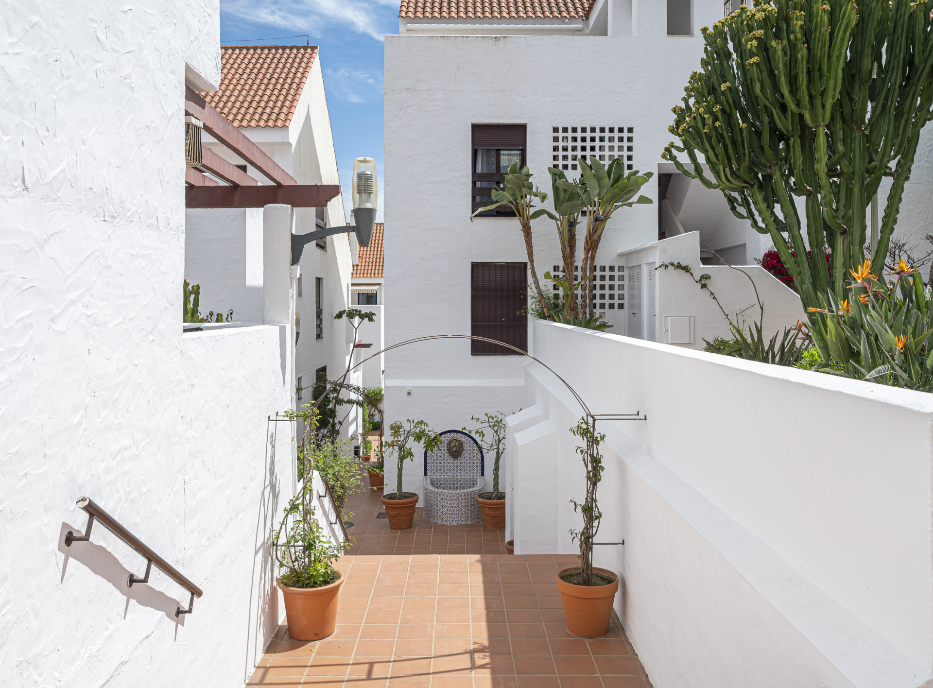 Beautifully renovated three-bedroom, east facing apartment, located in one of the most desirable complexes in Nueva Andalucia, La Maestranza. · Photo 30