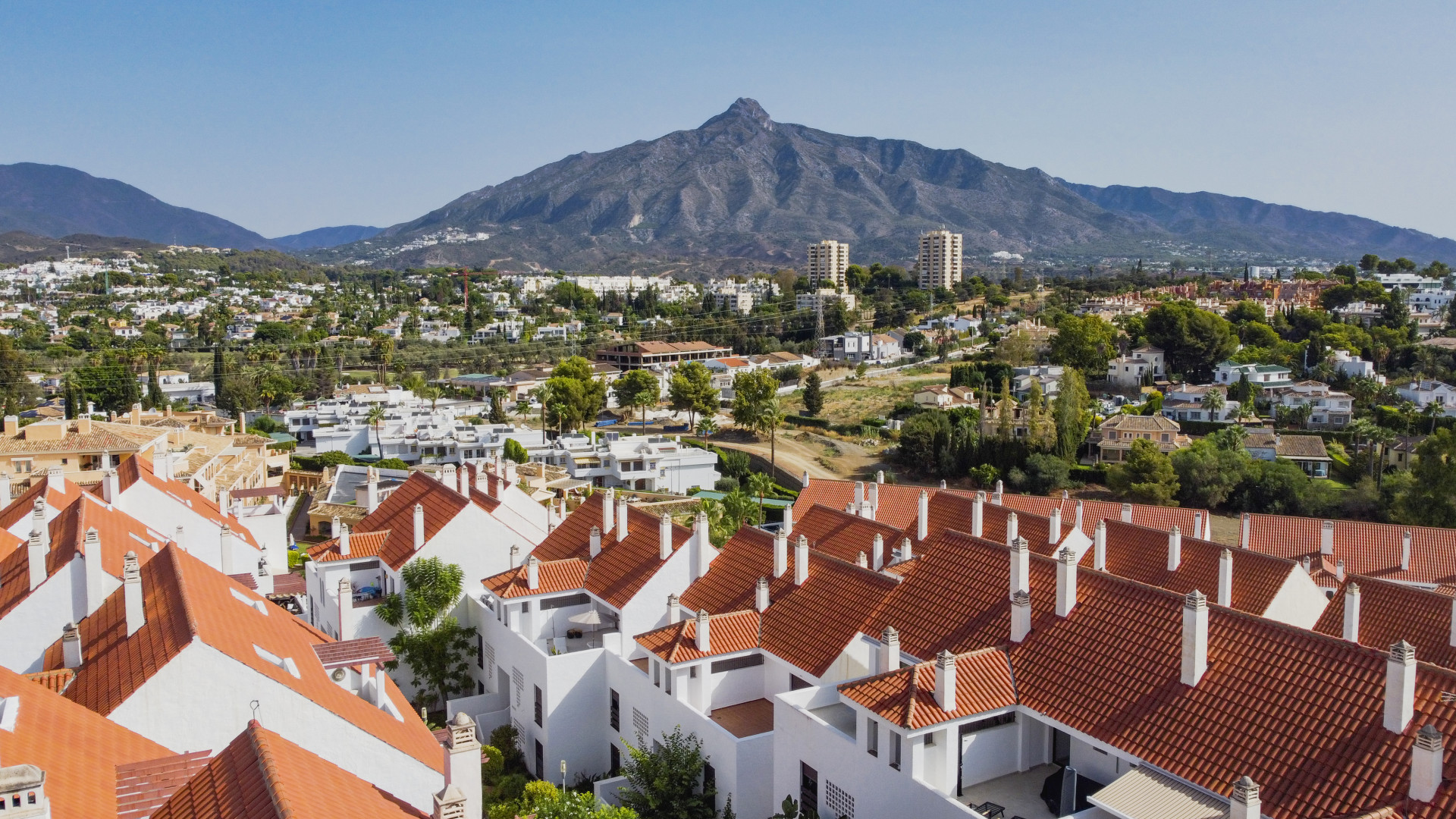 Beautifully renovated three-bedroom, east facing apartment, located in one of the most desirable complexes in Nueva Andalucia, La Maestranza. · Photo 26