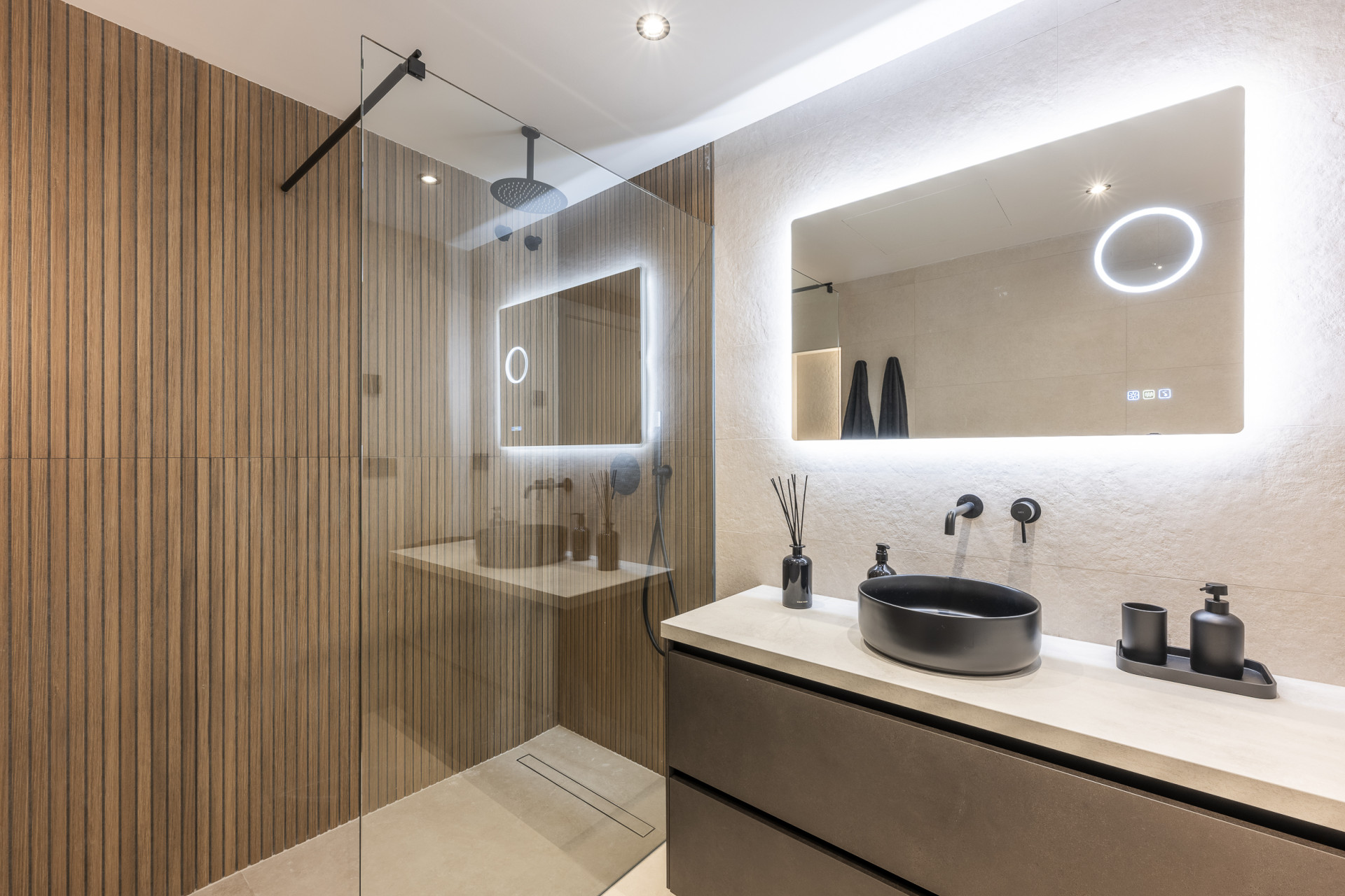 Beautifully renovated three-bedroom, east facing apartment, located in one of the most desirable complexes in Nueva Andalucia, La Maestranza. · Photo 17