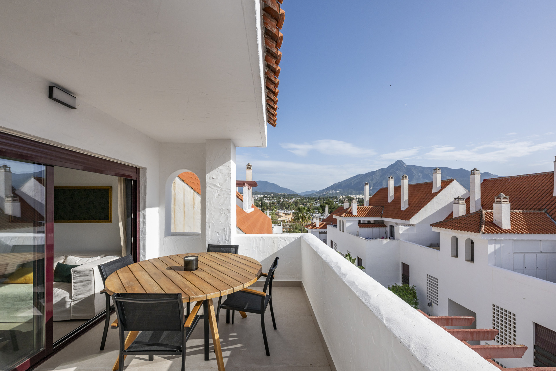 Beautifully renovated three-bedroom, east facing apartment, located in one of the most desirable complexes in Nueva Andalucia, La Maestranza. · Photo 23