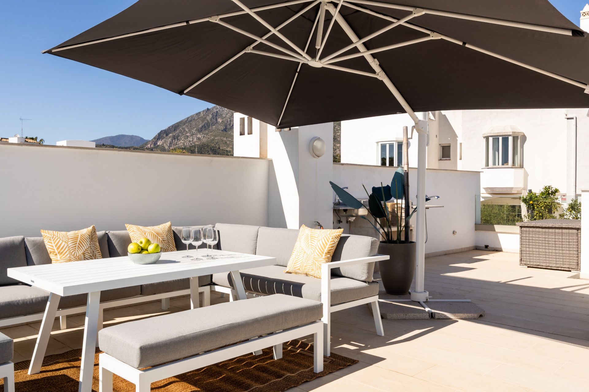 Elegant 3-Bedroom Townhouse with Panoramic Views Near Puerto Banús · Photo 21
