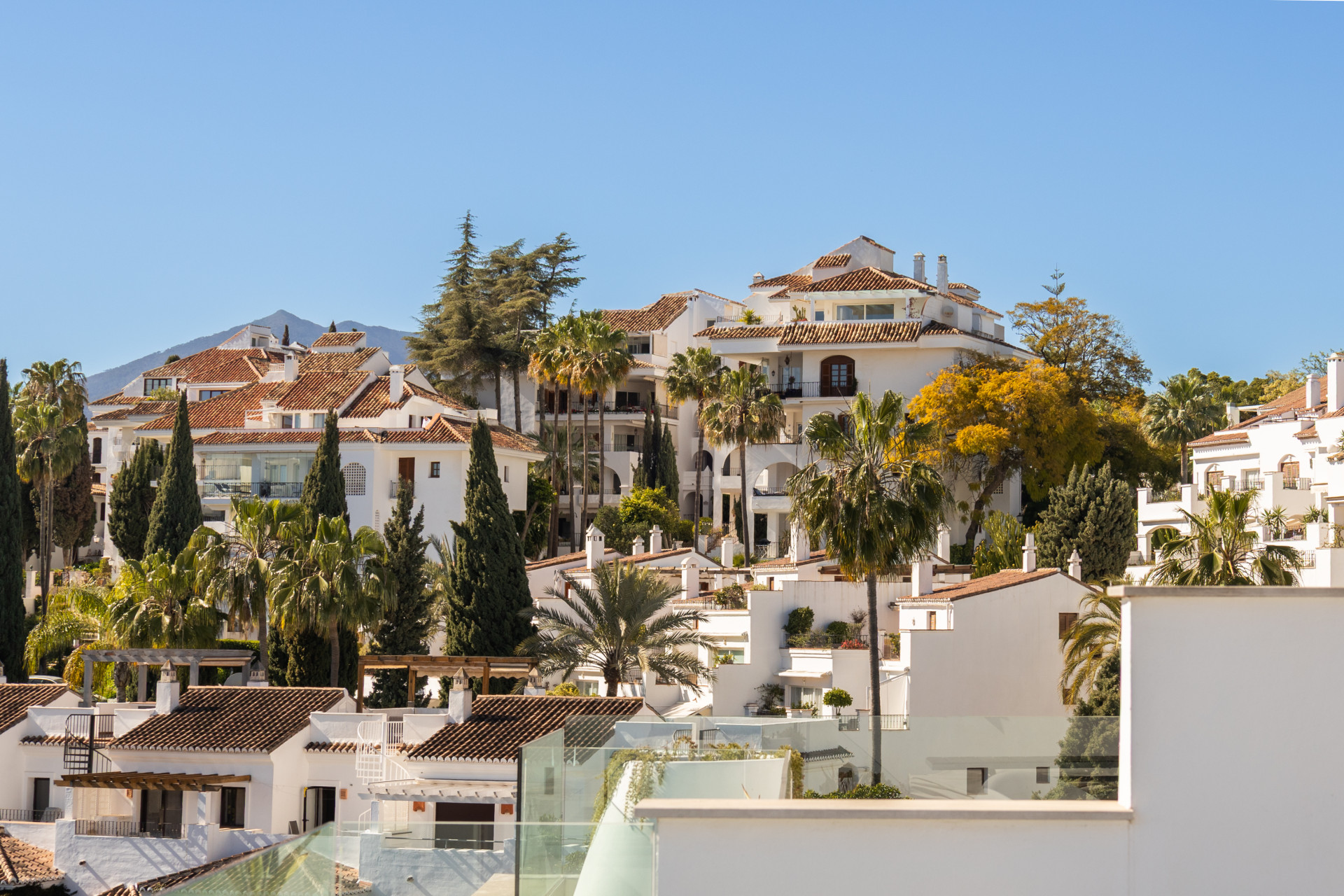 Elegant 3-Bedroom Townhouse with Panoramic Views Near Puerto Banús · Photo 26