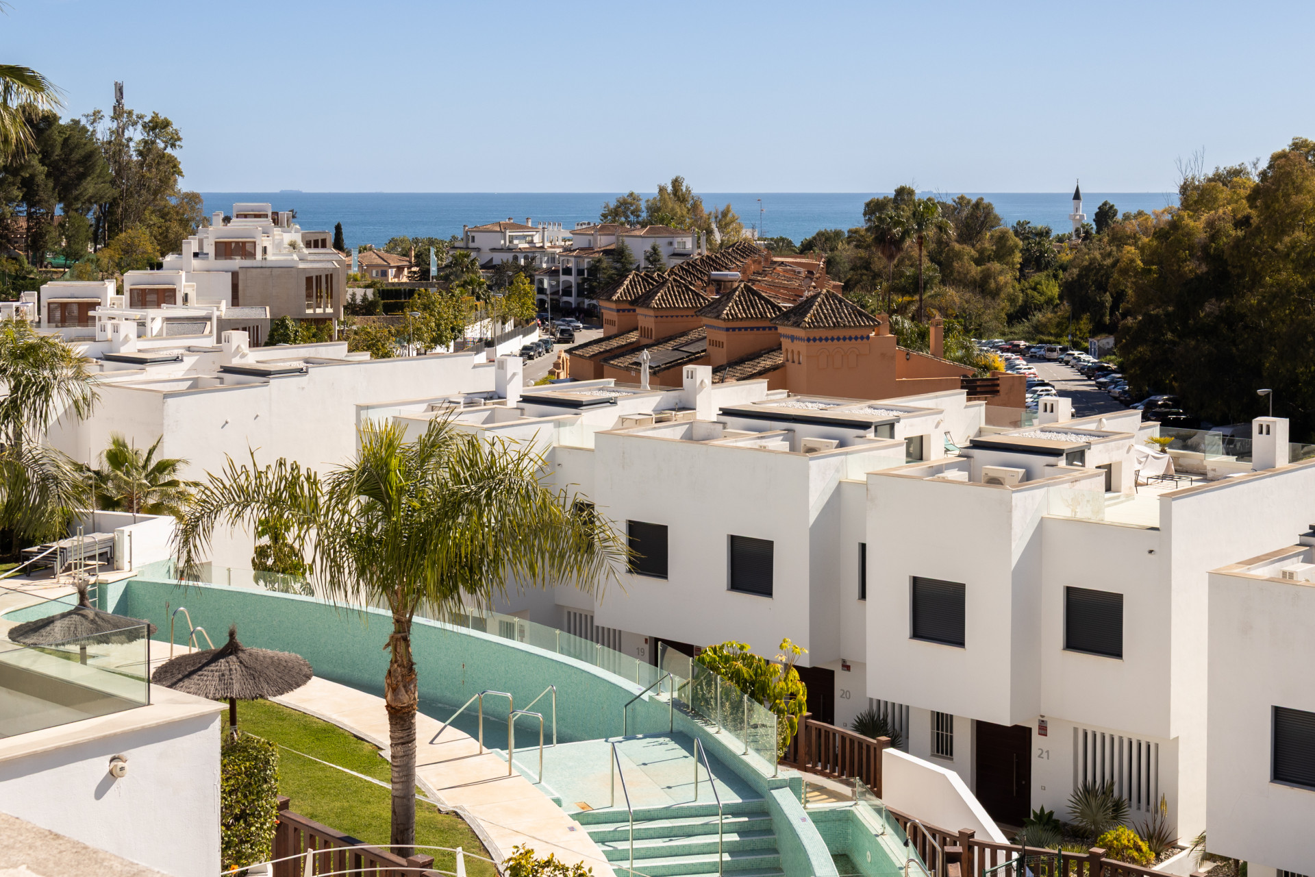 Elegant 3-Bedroom Townhouse with Panoramic Views Near Puerto Banús · Photo 35
