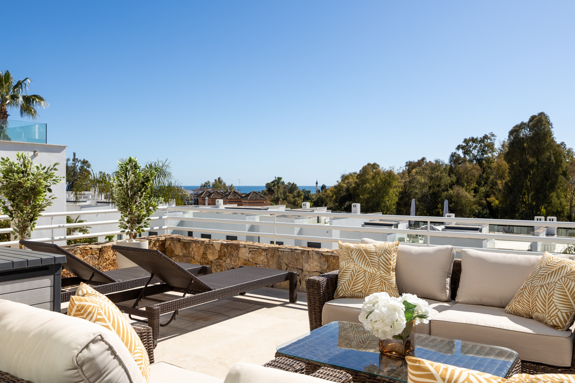 Elegant 3-Bedroom Townhouse with Panoramic Views Near Puerto Banús · Photo 25