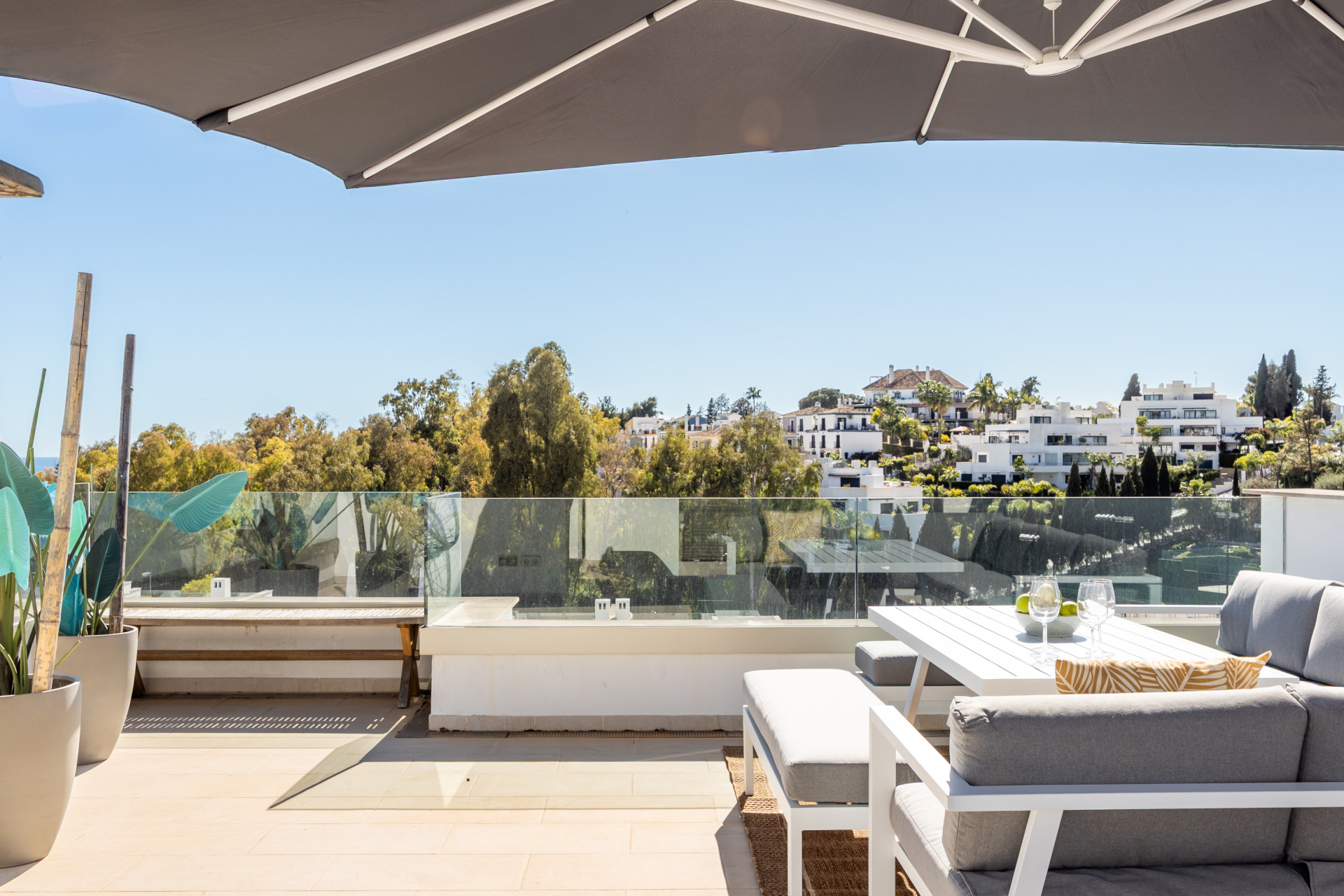 Elegant 3-Bedroom Townhouse with Panoramic Views Near Puerto Banús · Photo 20