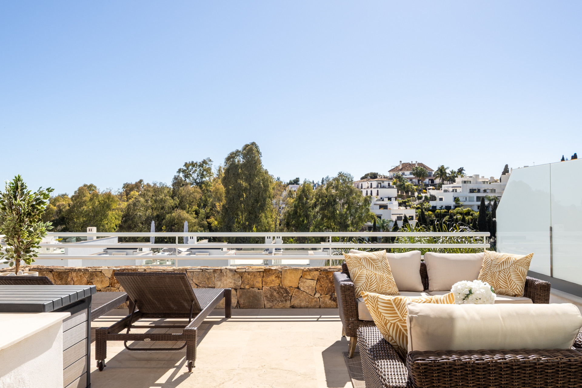 Elegant 3-Bedroom Townhouse with Panoramic Views Near Puerto Banús · Photo 24