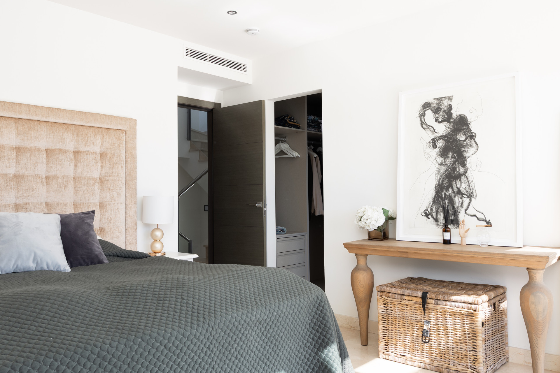 Elegant 3-Bedroom Townhouse with Panoramic Views Near Puerto Banús · Photo 10