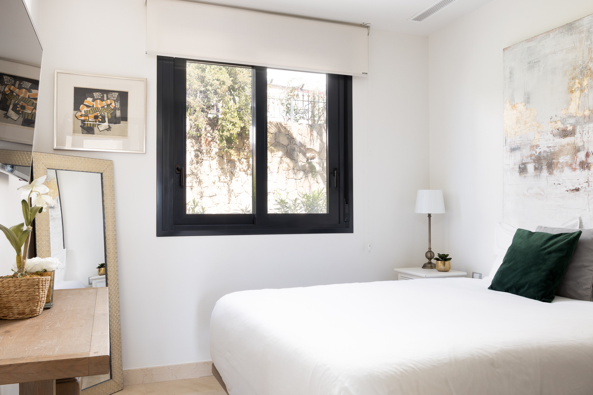 Elegant 3-Bedroom Townhouse with Panoramic Views Near Puerto Banús · Photo 16