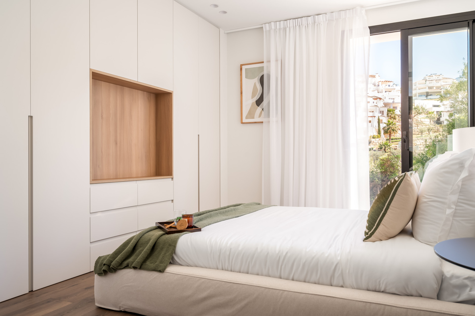 Welcome to Villa Lucalle, a contemporary masterpiece located in the picturesque grounds of Los Naranjos Hill Club in La Cerquilla, Nueva Andalucía. · Photo 14