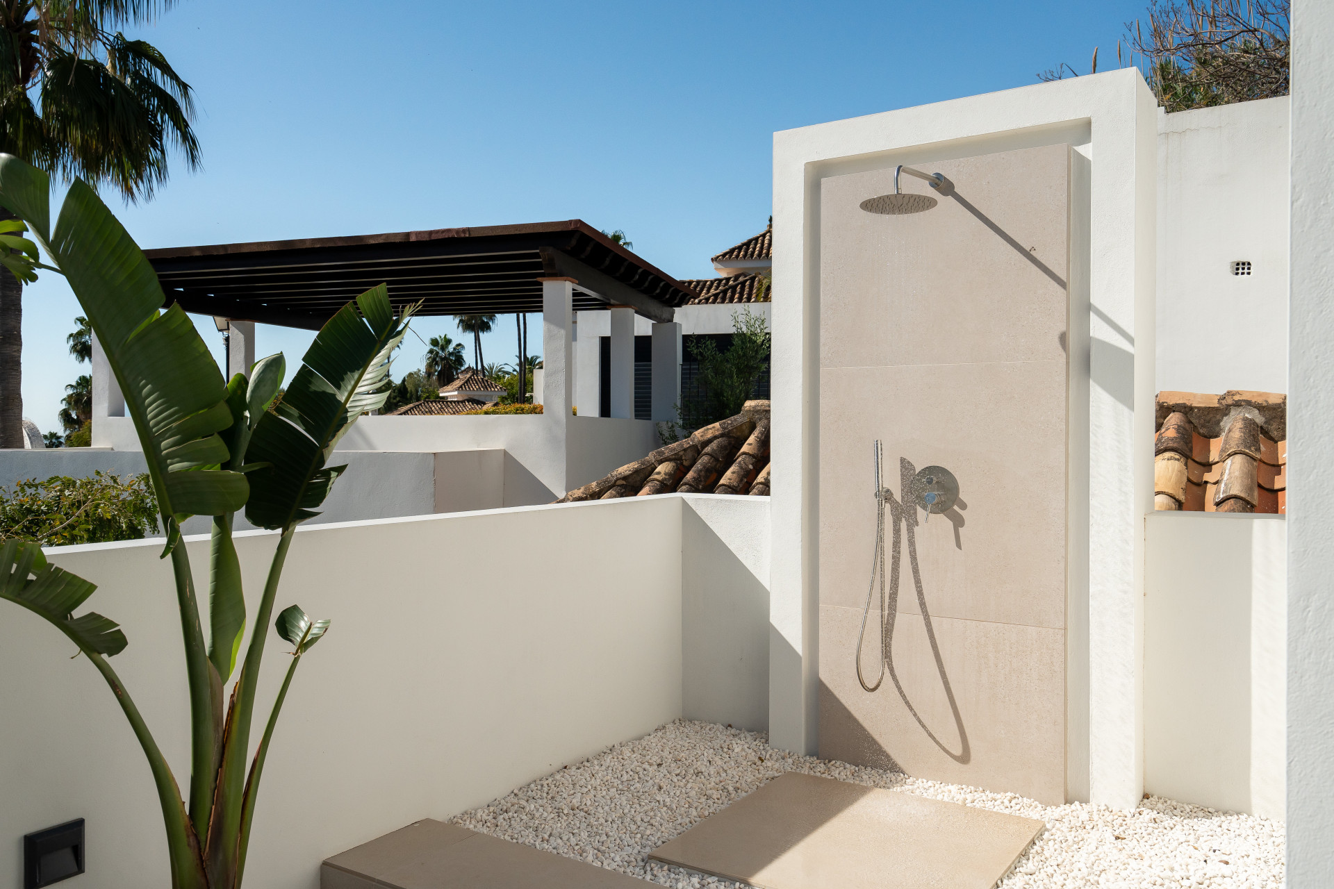 Welcome to Villa Lucalle, a contemporary masterpiece located in the picturesque grounds of Los Naranjos Hill Club in La Cerquilla, Nueva Andalucía. · Photo 25