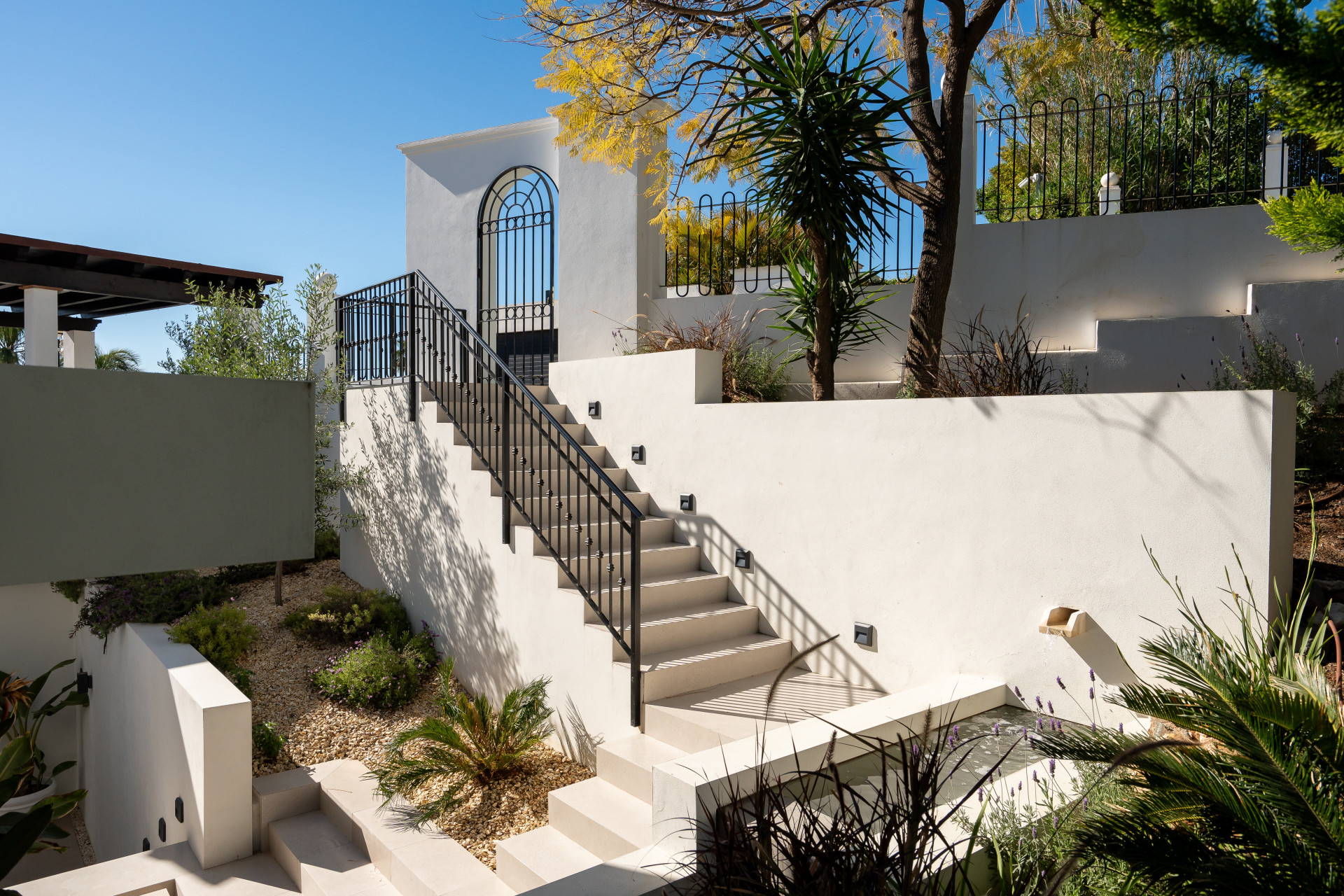 Welcome to Villa Lucalle, a contemporary masterpiece located in the picturesque grounds of Los Naranjos Hill Club in La Cerquilla, Nueva Andalucía. · Photo 26