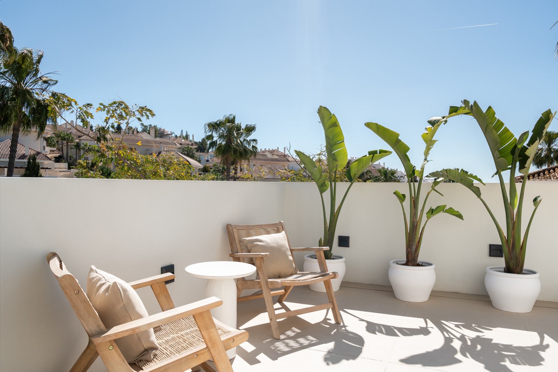 Welcome to Villa Lucalle, a contemporary masterpiece located in the picturesque grounds of Los Naranjos Hill Club in La Cerquilla, Nueva Andalucía. · Photo 24