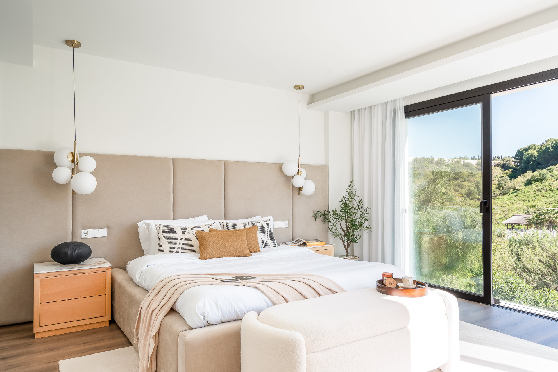 Welcome to Villa Lucalle, a contemporary masterpiece located in the picturesque grounds of Los Naranjos Hill Club in La Cerquilla, Nueva Andalucía. · Photo 17