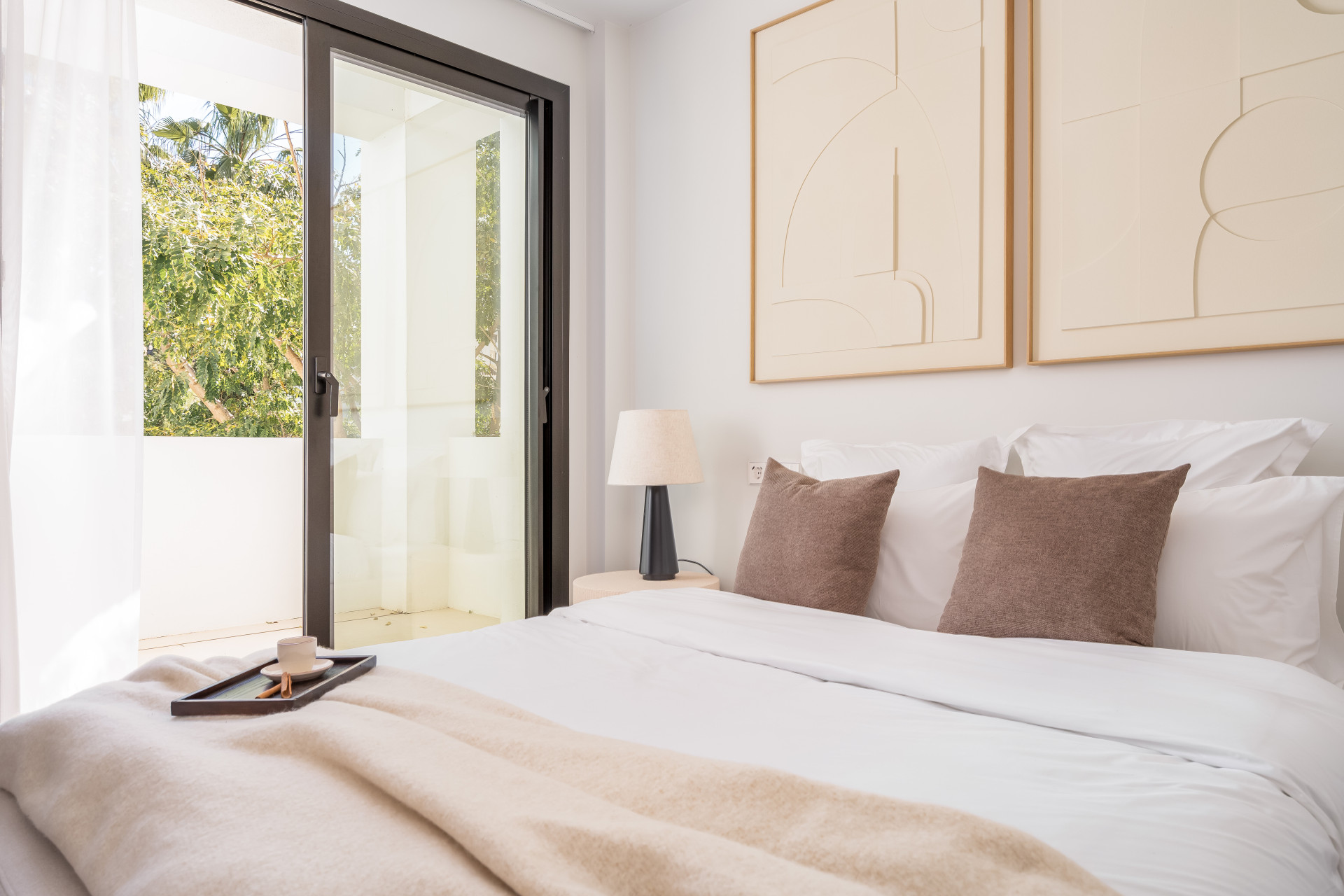 Welcome to Villa Lucalle, a contemporary masterpiece located in the picturesque grounds of Los Naranjos Hill Club in La Cerquilla, Nueva Andalucía. · Photo 18