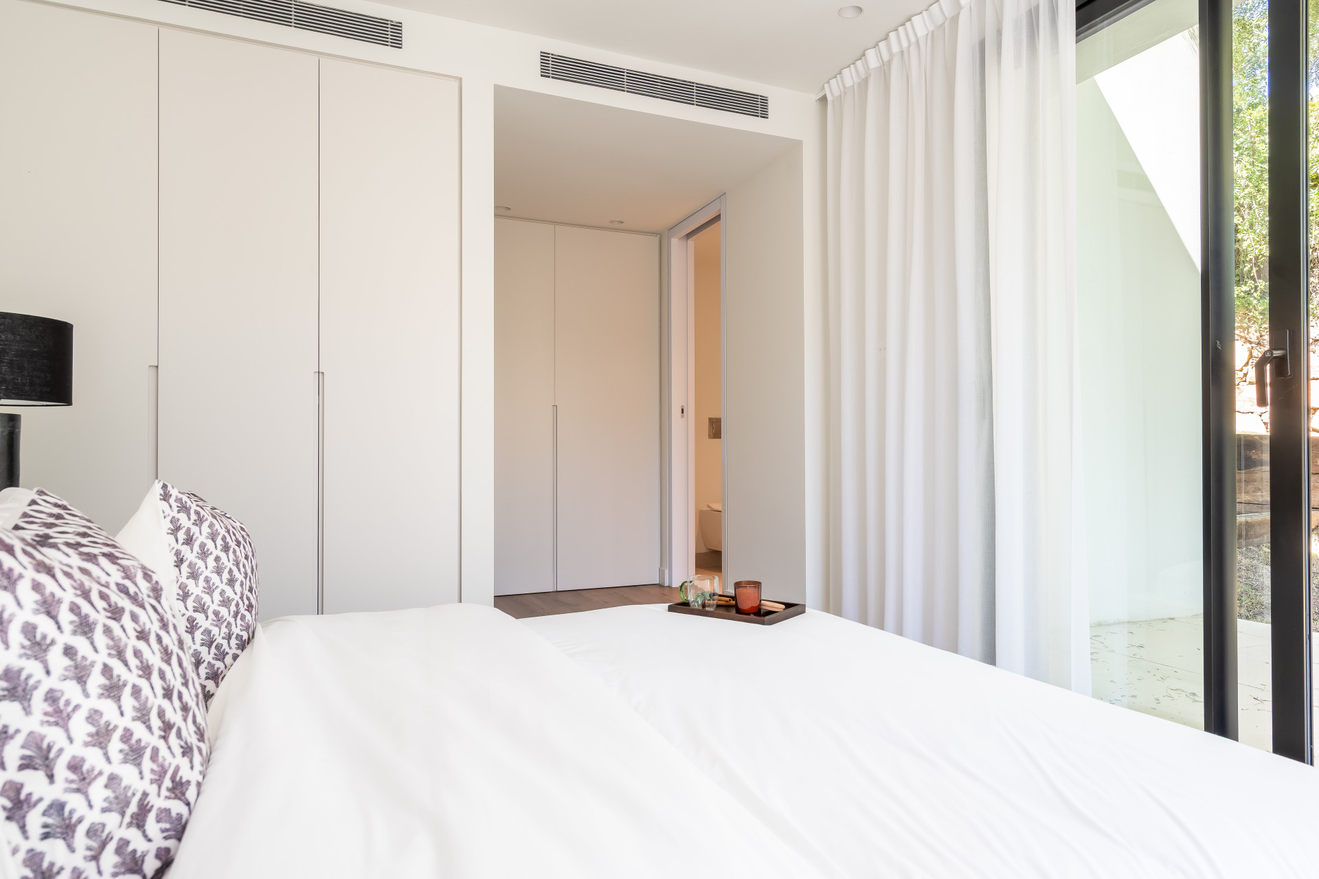 Welcome to Villa Lucalle, a contemporary masterpiece located in the picturesque grounds of Los Naranjos Hill Club in La Cerquilla, Nueva Andalucía. · Photo 12