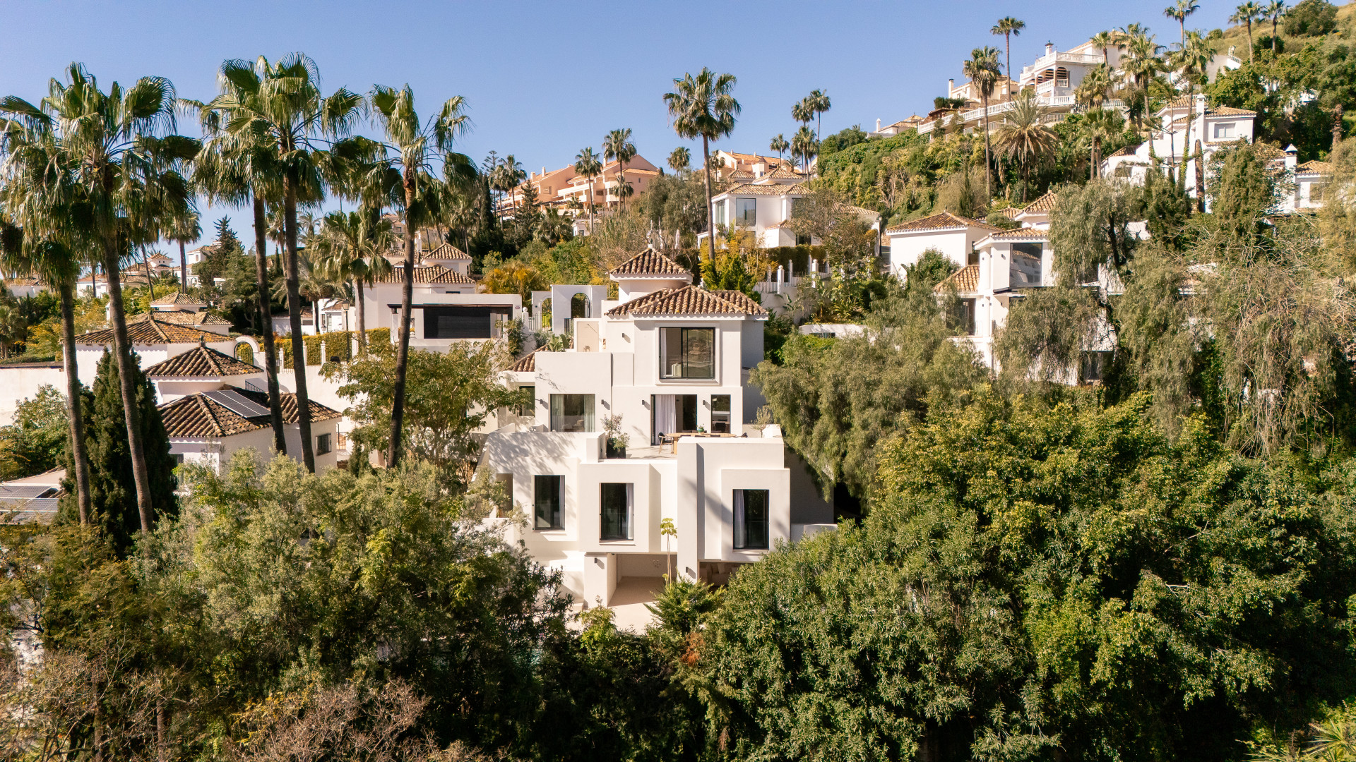 Welcome to Villa Lucalle, a contemporary masterpiece located in the picturesque grounds of Los Naranjos Hill Club in La Cerquilla, Nueva Andalucía. · Photo 31