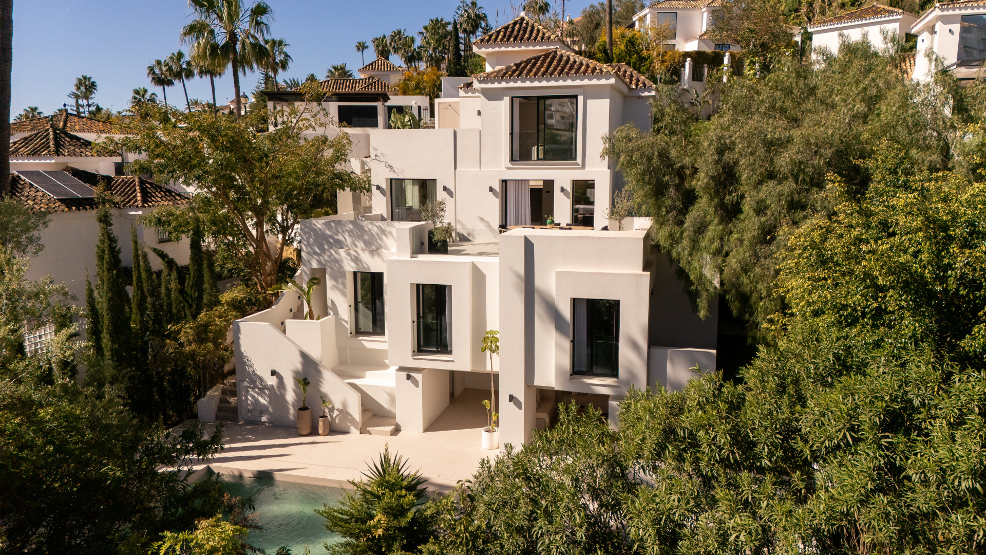 Welcome to Villa Lucalle, a contemporary masterpiece located in the picturesque grounds of Los Naranjos Hill Club in La Cerquilla, Nueva Andalucía. · Photo 32