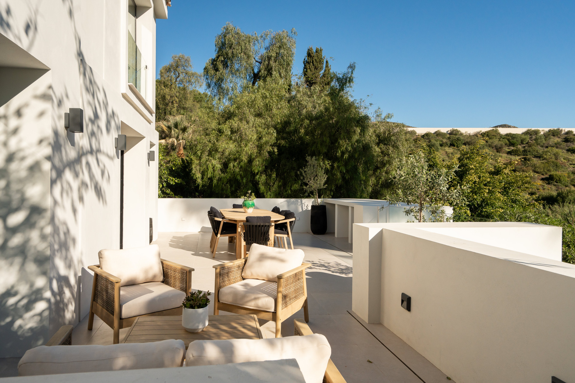Welcome to Villa Lucalle, a contemporary masterpiece located in the picturesque grounds of Los Naranjos Hill Club in La Cerquilla, Nueva Andalucía. · Photo 27