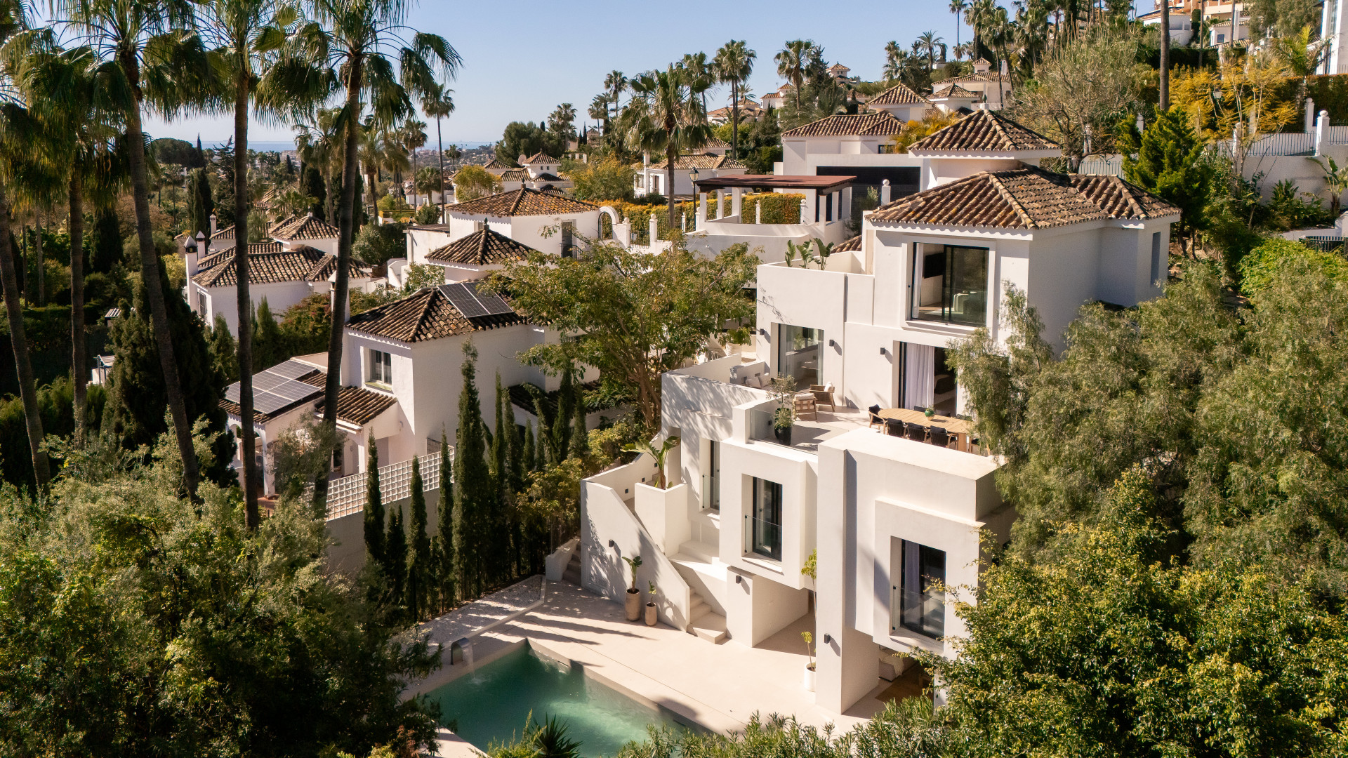 Welcome to Villa Lucalle, a contemporary masterpiece located in the picturesque grounds of Los Naranjos Hill Club in La Cerquilla, Nueva Andalucía. · Photo 33