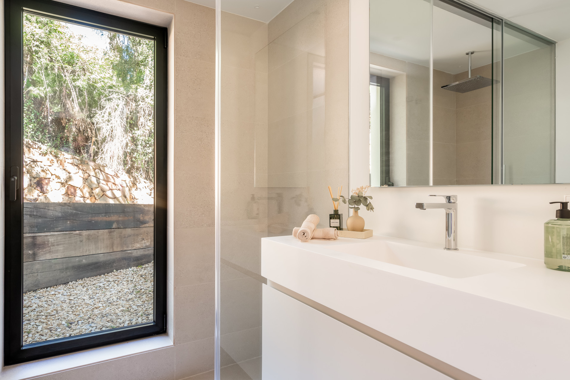 Welcome to Villa Lucalle, a contemporary masterpiece located in the picturesque grounds of Los Naranjos Hill Club in La Cerquilla, Nueva Andalucía. · Photo 20