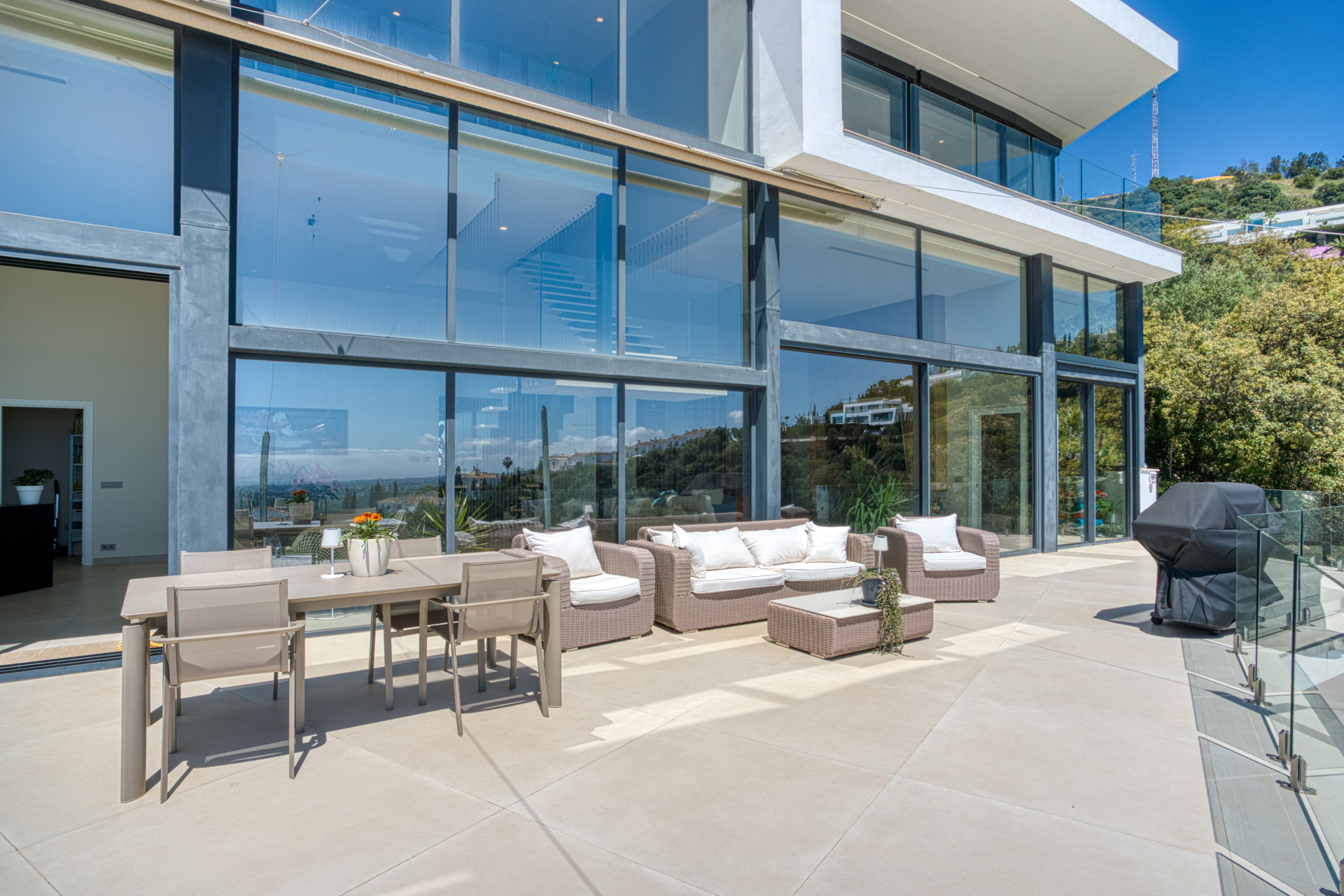 Outstanding, five bedroom Villa located in Altos de Los Monteros with panoramic sea views · Photo 37
