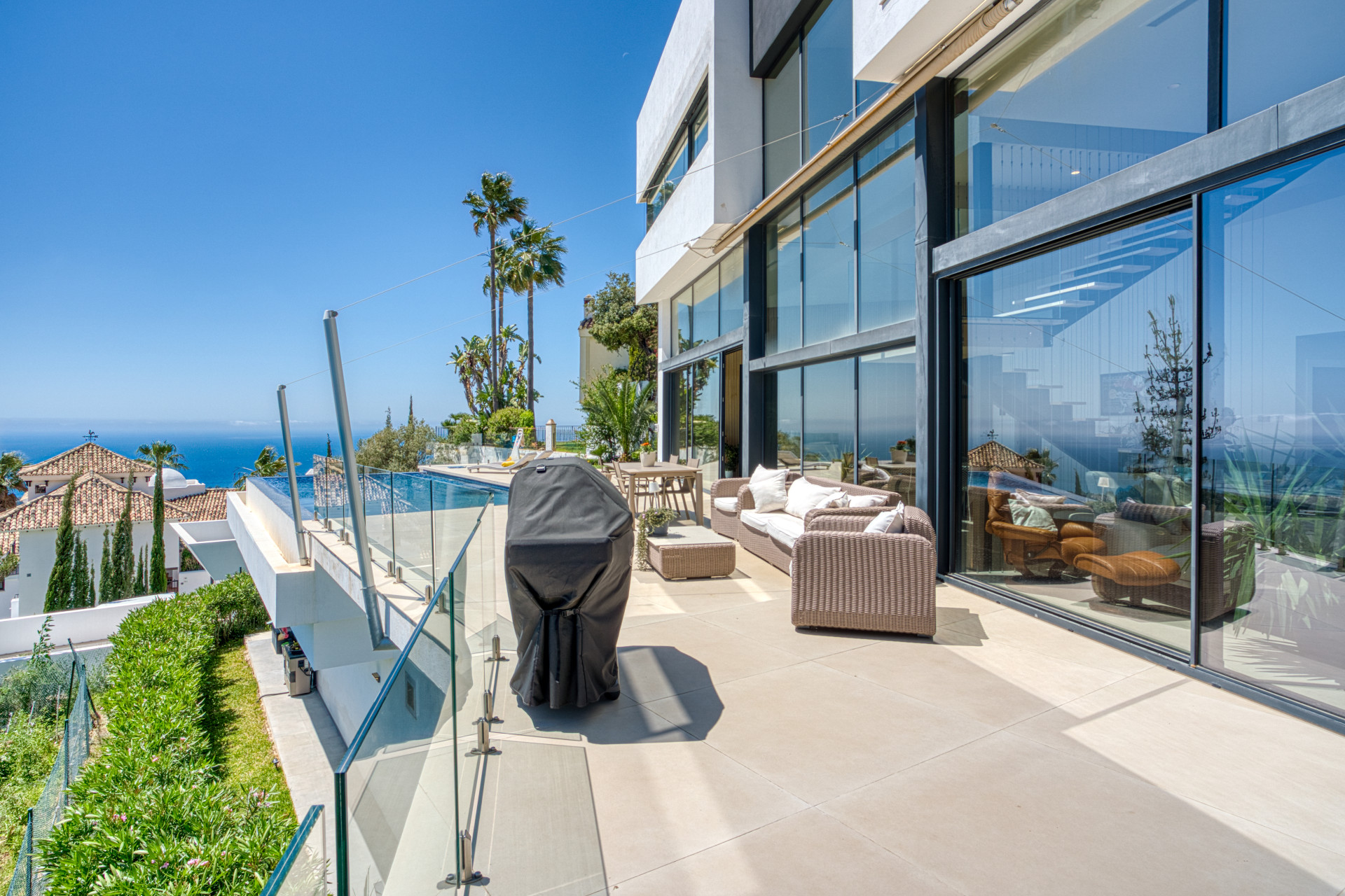 Outstanding, five bedroom Villa located in Altos de Los Monteros with panoramic sea views · Photo 33