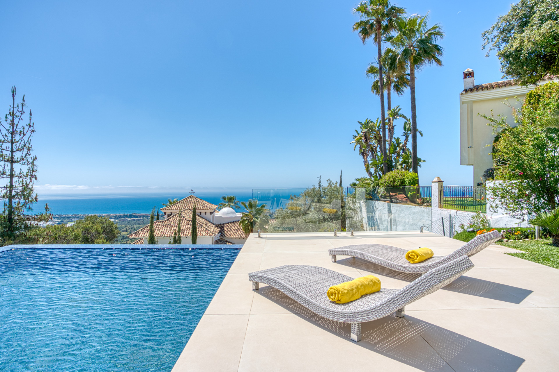 Outstanding, five bedroom Villa located in Altos de Los Monteros with panoramic sea views · Photo 31