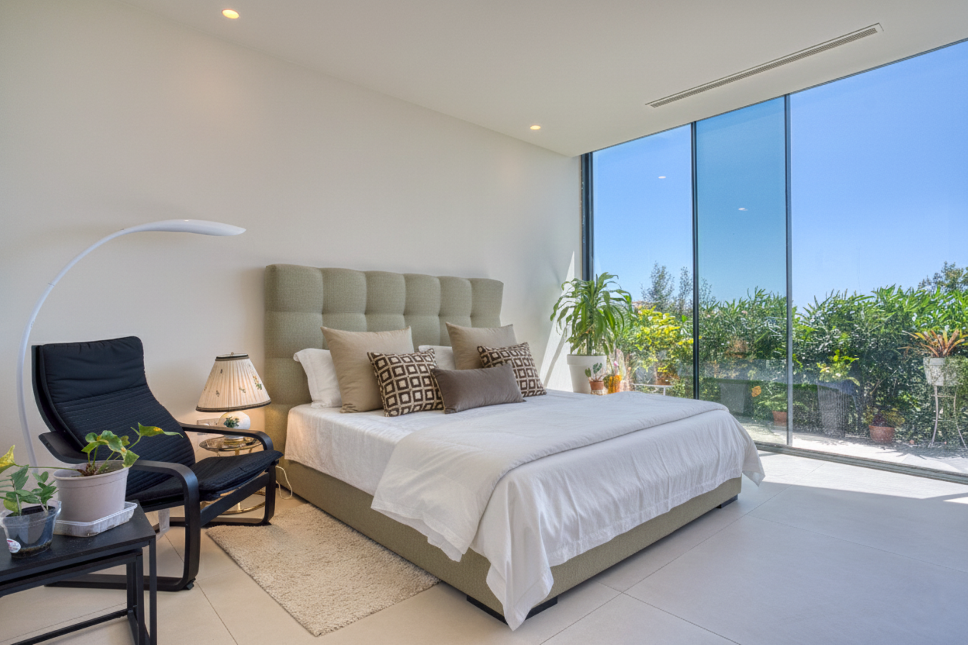 Outstanding, five bedroom Villa located in Altos de Los Monteros with panoramic sea views · Photo 26