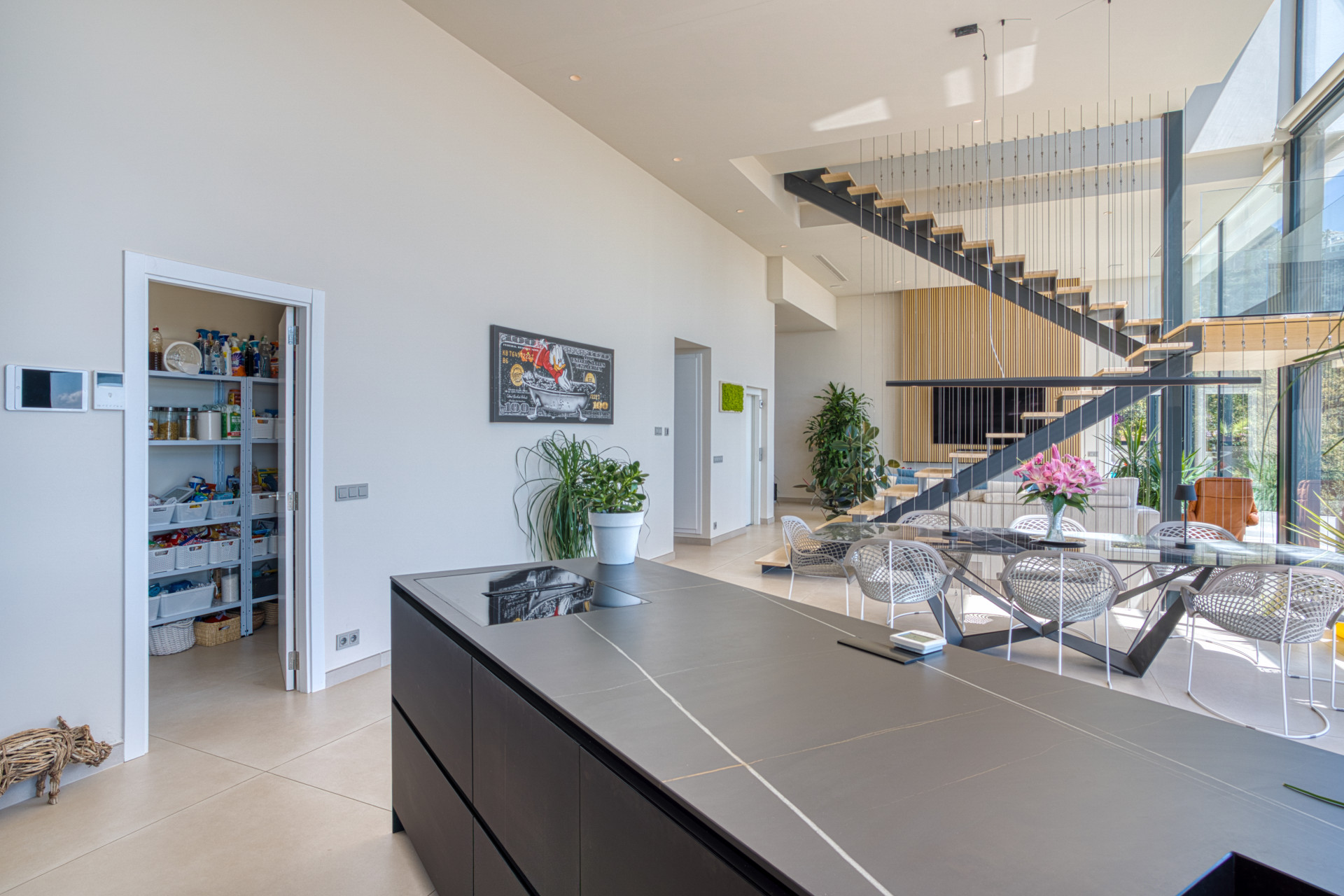 Outstanding, five bedroom Villa located in Altos de Los Monteros with panoramic sea views · Photo 15