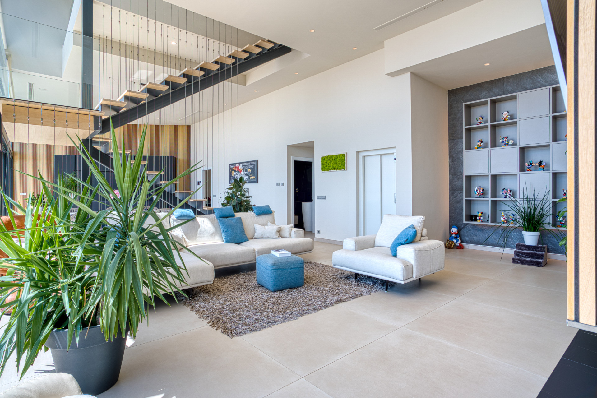 Outstanding, five bedroom Villa located in Altos de Los Monteros with panoramic sea views · Photo 9
