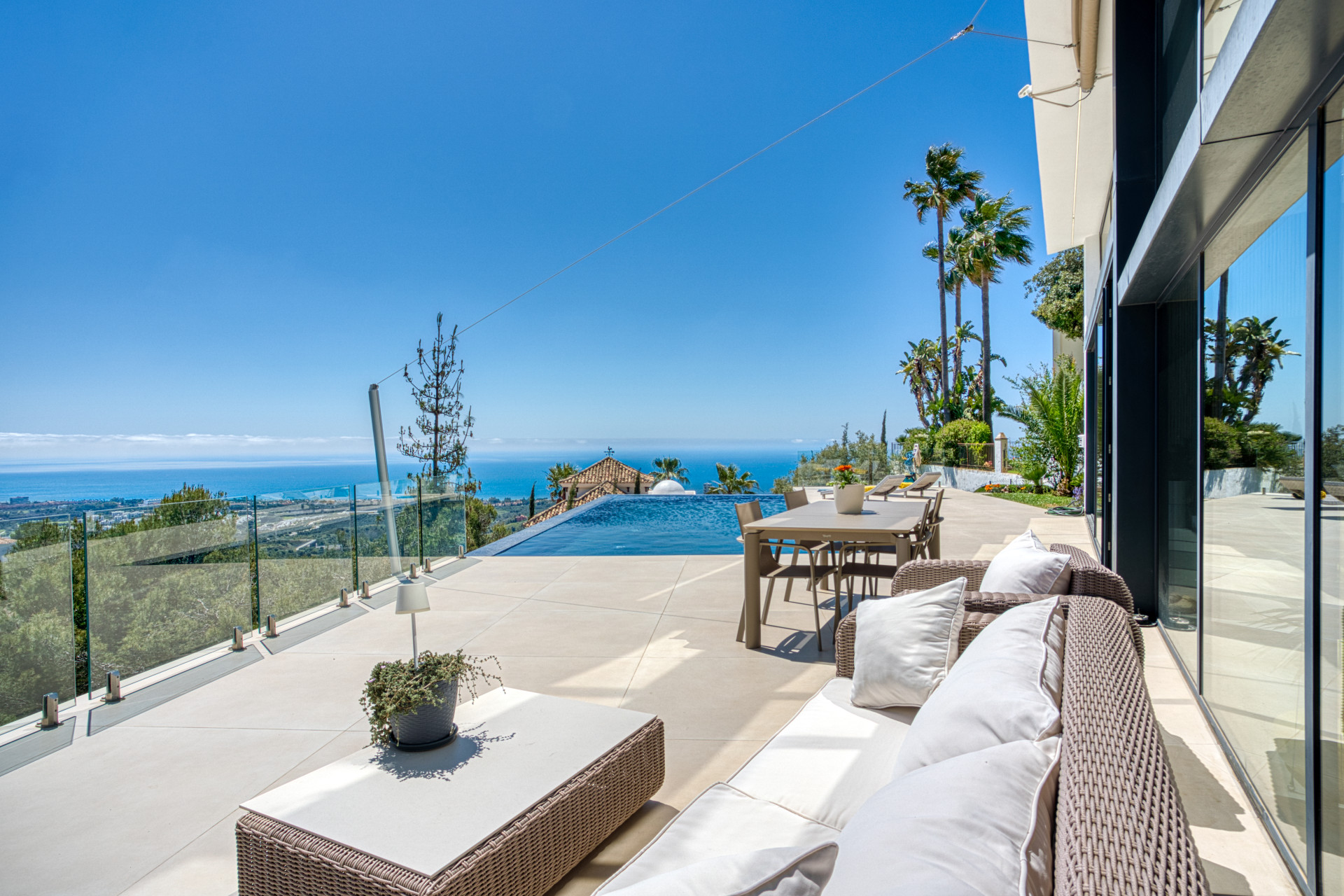 Outstanding, five bedroom Villa located in Altos de Los Monteros with panoramic sea views · Photo 11