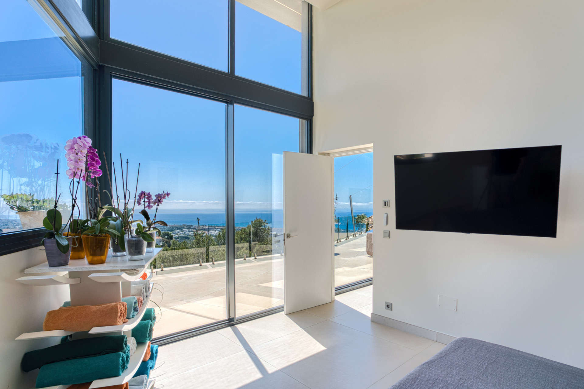 Outstanding, five bedroom Villa located in Altos de Los Monteros with panoramic sea views · Photo 22