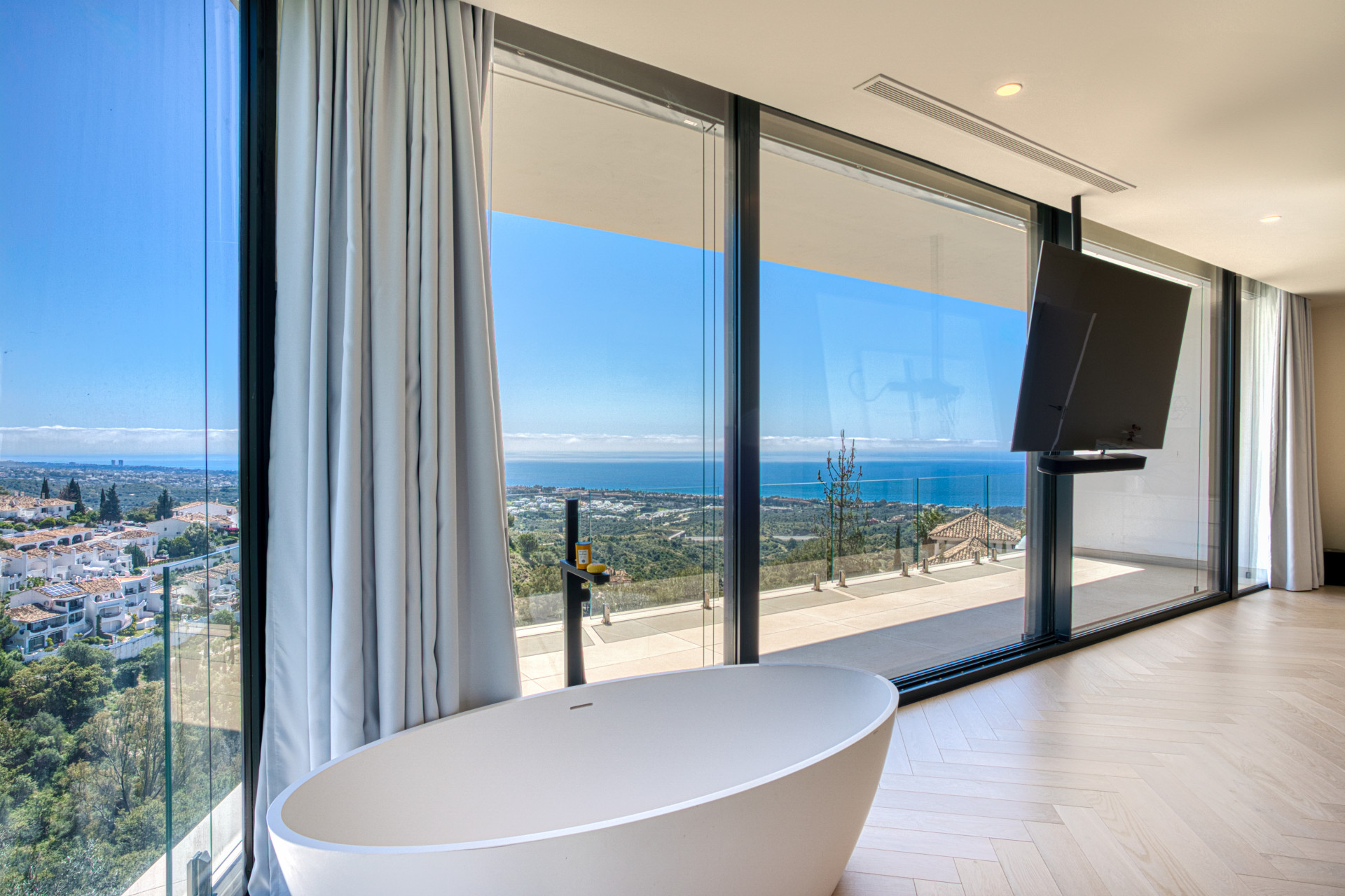 Outstanding, five bedroom Villa located in Altos de Los Monteros with panoramic sea views · Photo 13