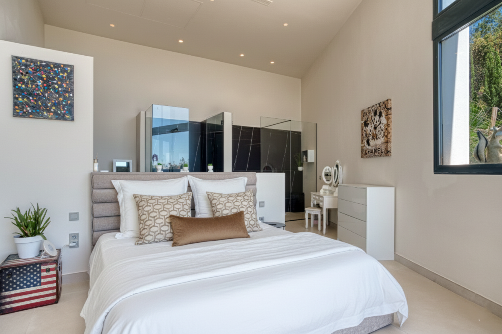 Outstanding, five bedroom Villa located in Altos de Los Monteros with panoramic sea views · Photo 28