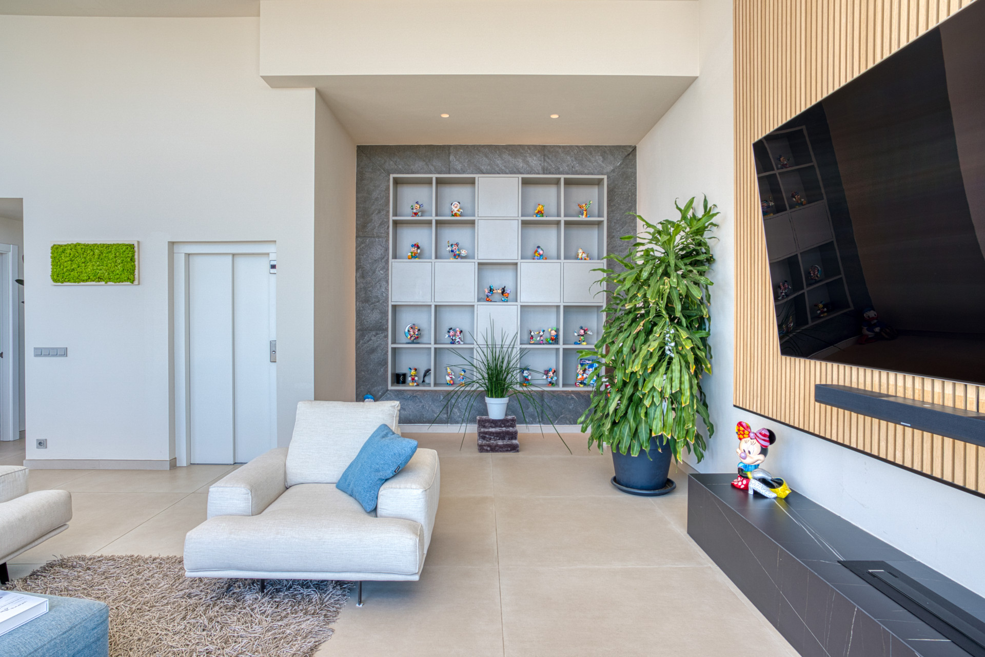 Outstanding, five bedroom Villa located in Altos de Los Monteros with panoramic sea views · Photo 34