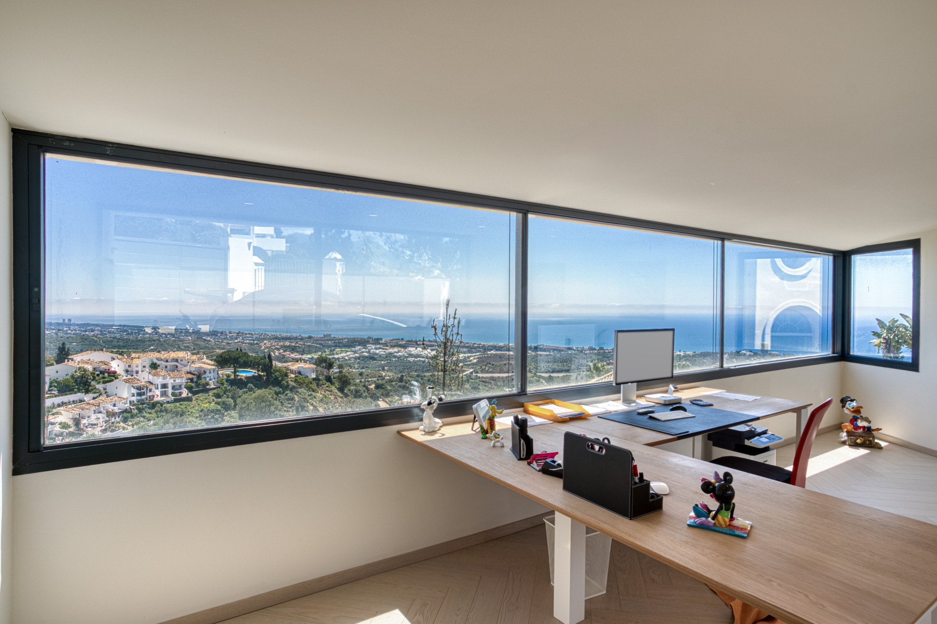 Outstanding, five bedroom Villa located in Altos de Los Monteros with panoramic sea views · Photo 16